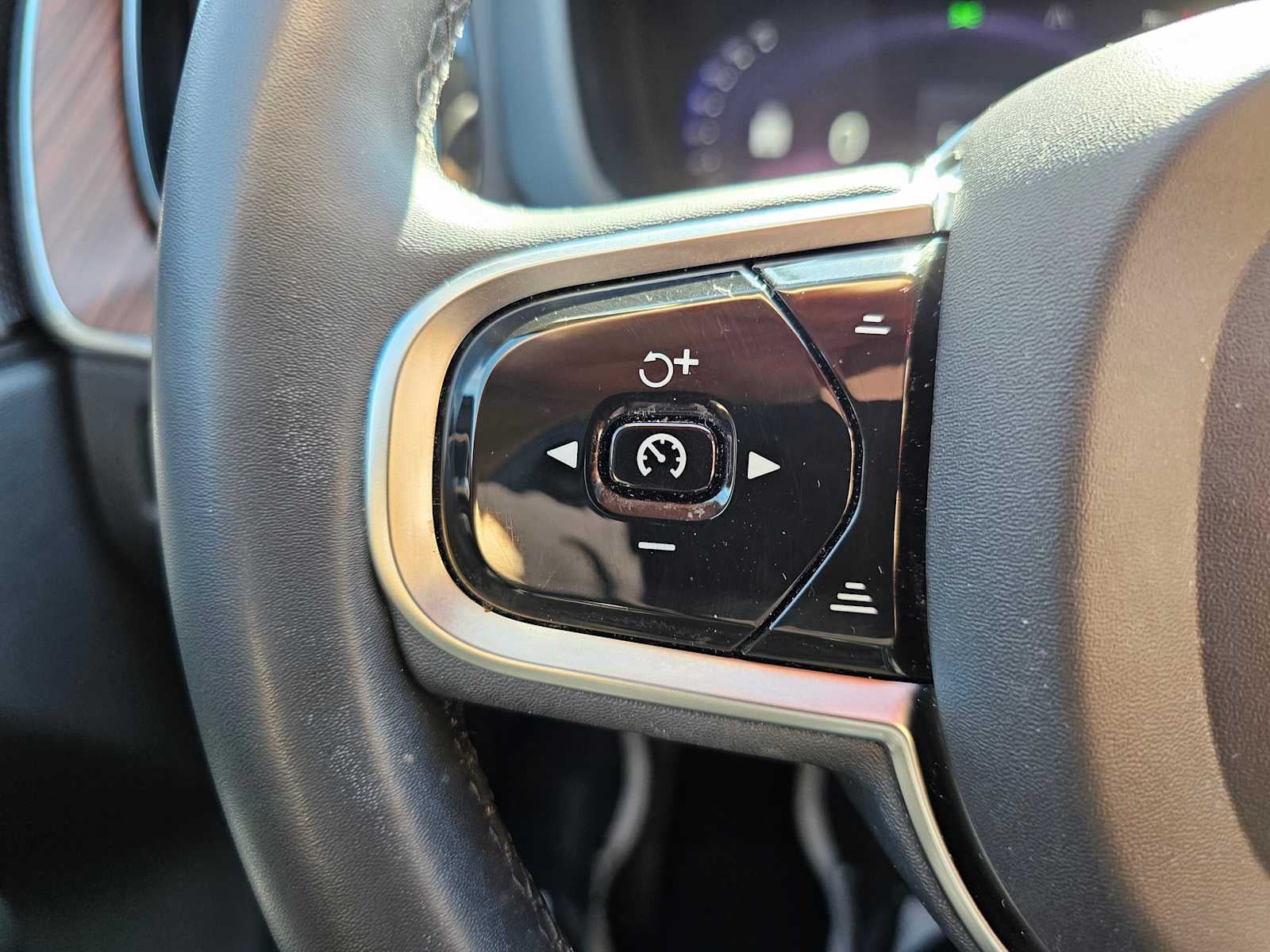 2023 Volvo XC60 Plus Dark Theme