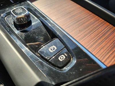 2023 Volvo XC60 Plus Dark Theme