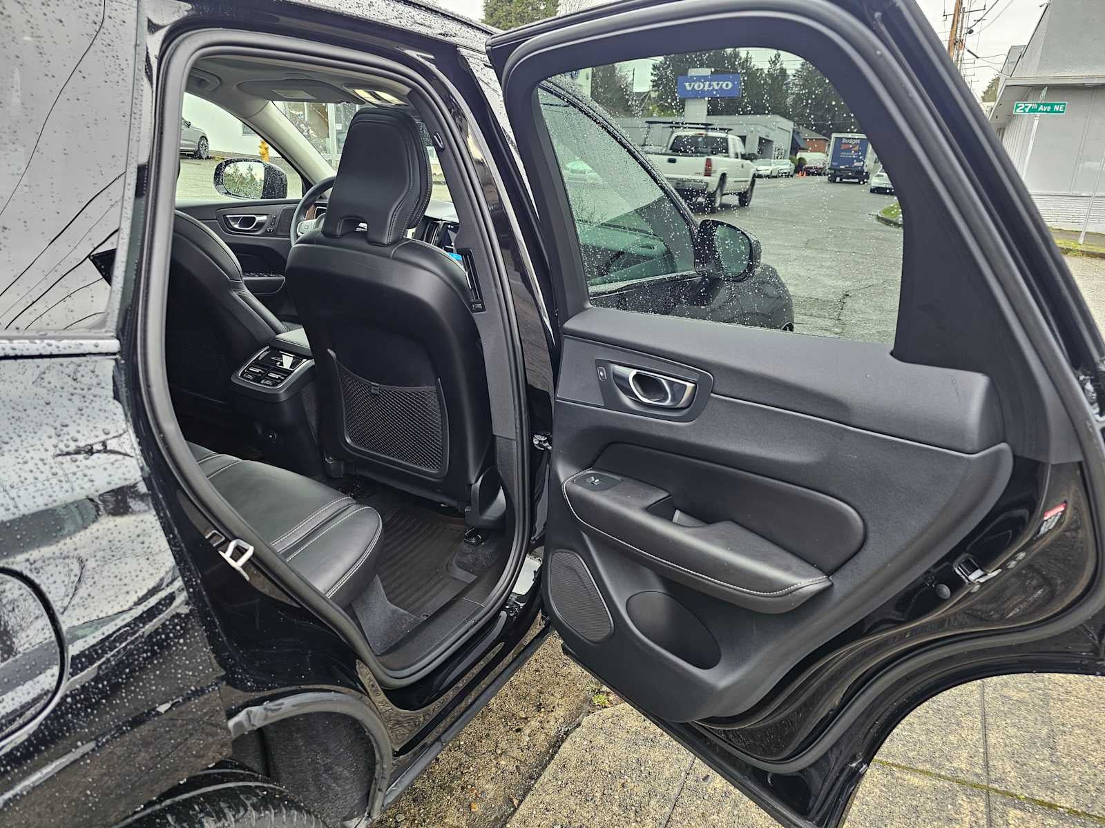 2023 Volvo XC60 Ultimate Dark Theme