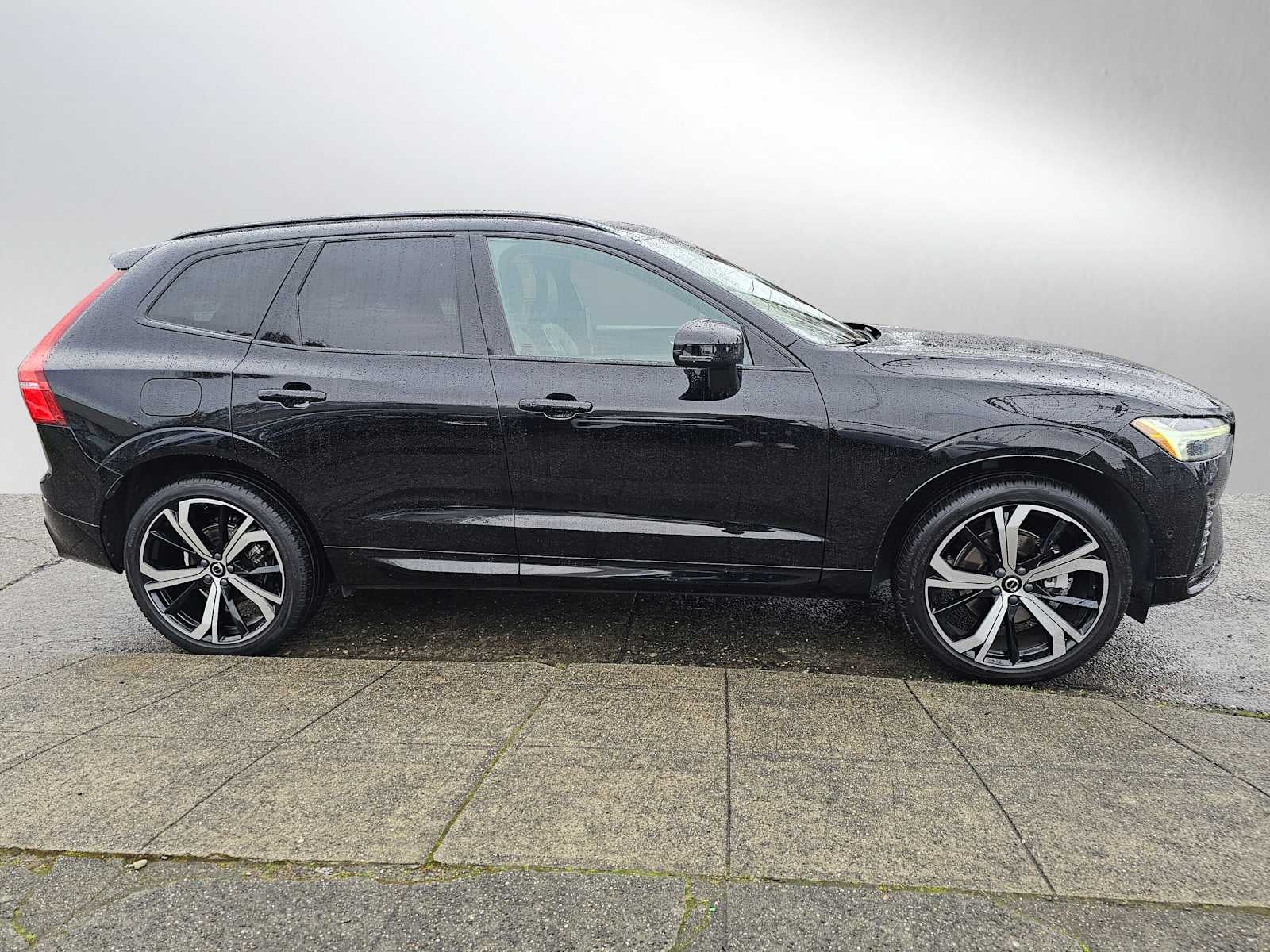 2023 Volvo XC60 Ultimate Dark Theme