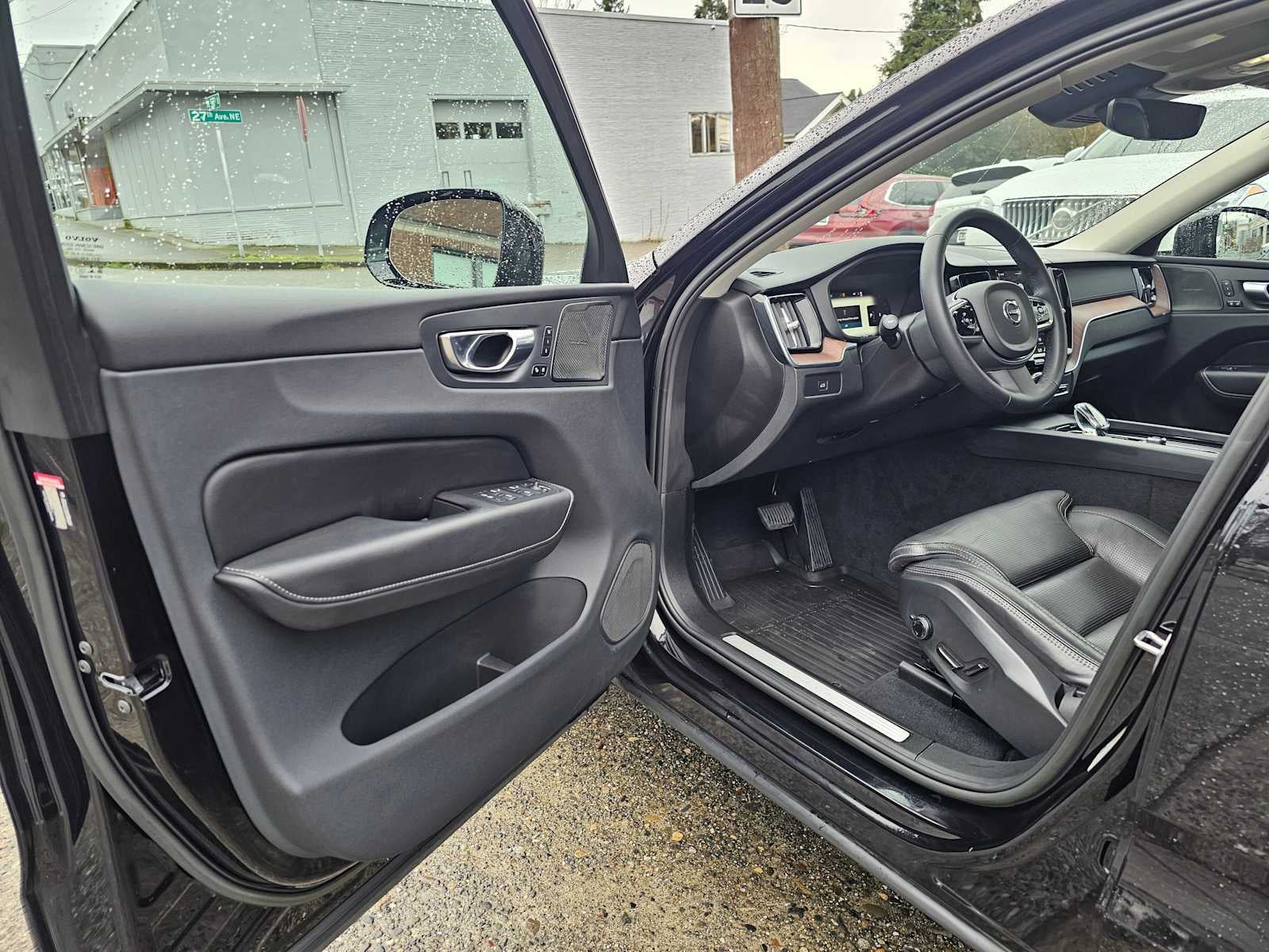 2023 Volvo XC60 Ultimate Dark Theme