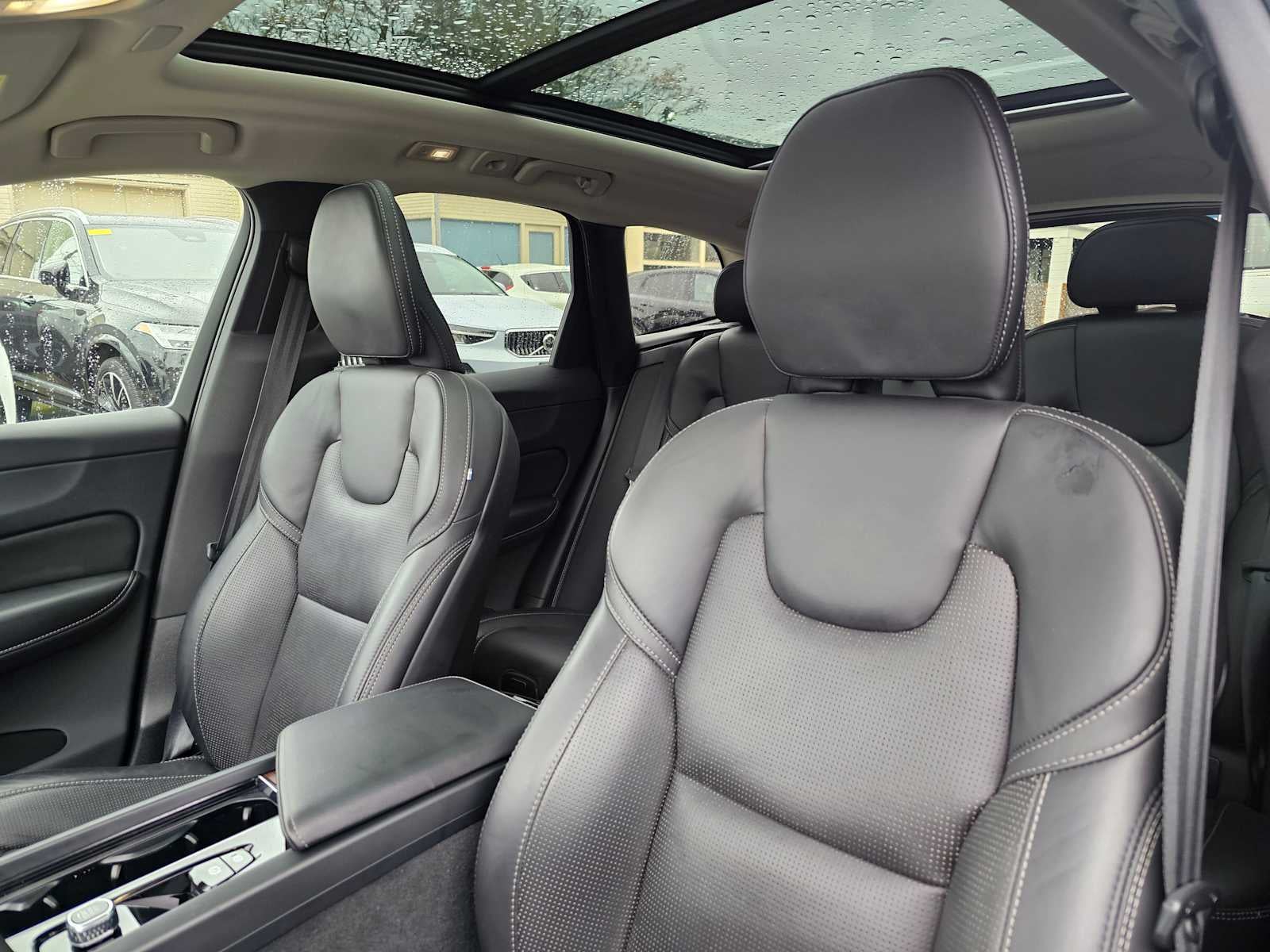 2023 Volvo XC60 Ultimate Dark Theme