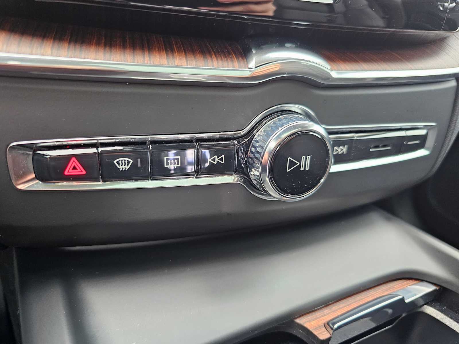 2023 Volvo XC60 Ultimate Dark Theme