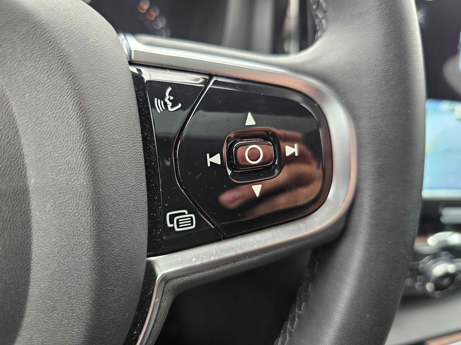 2023 Volvo XC60 Ultimate Dark Theme