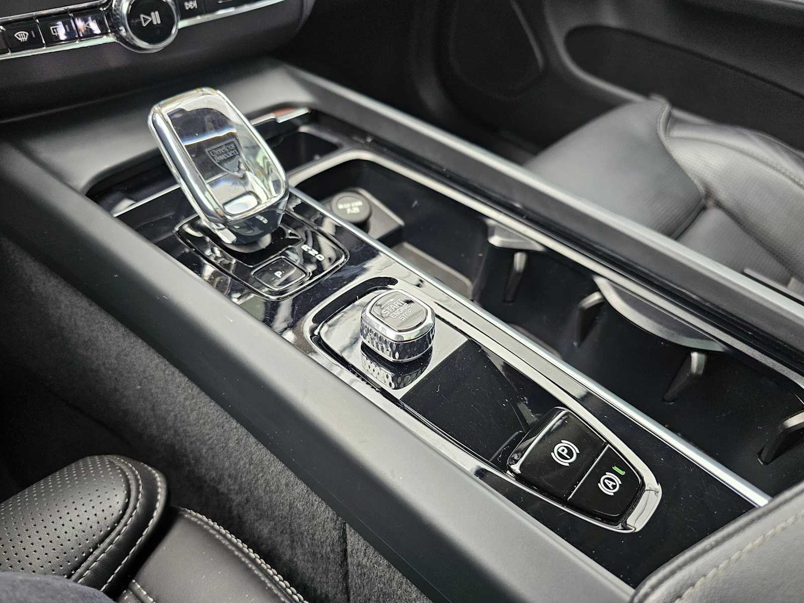 2023 Volvo XC60 Ultimate Dark Theme