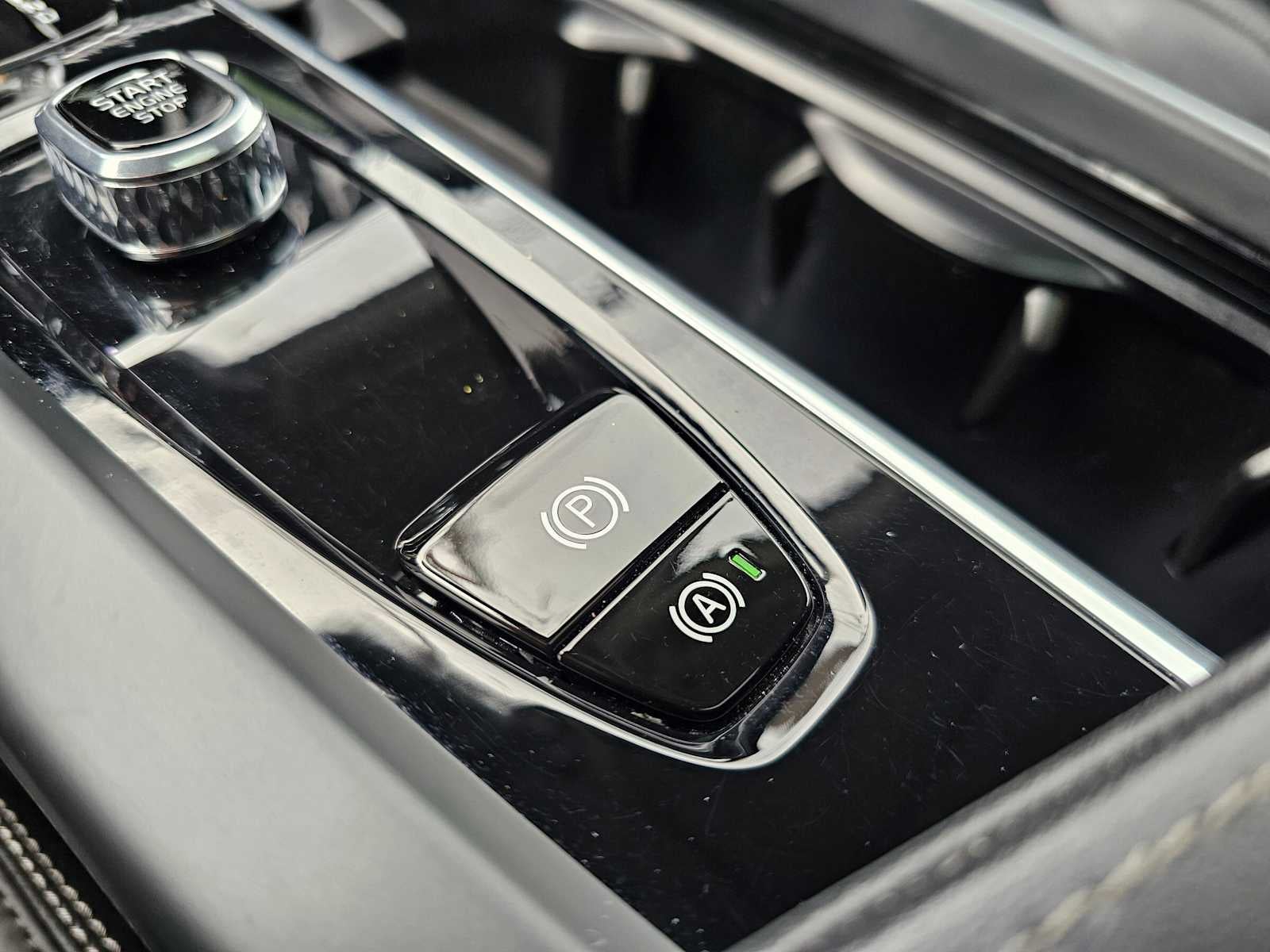 2023 Volvo XC60 Ultimate Dark Theme