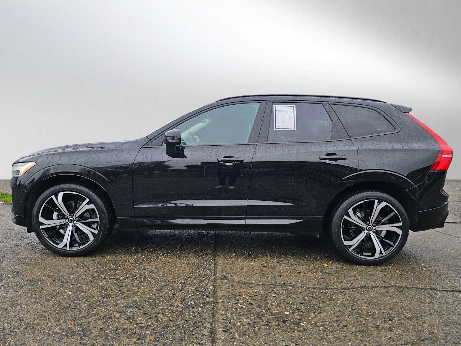2023 Volvo XC60 Ultimate Dark Theme