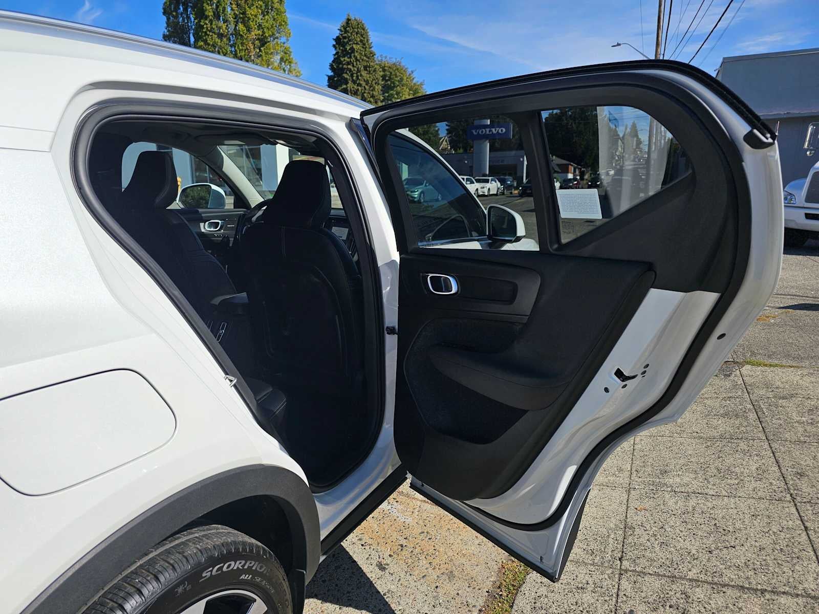 2023 Volvo XC40 Ultimate Bright Theme