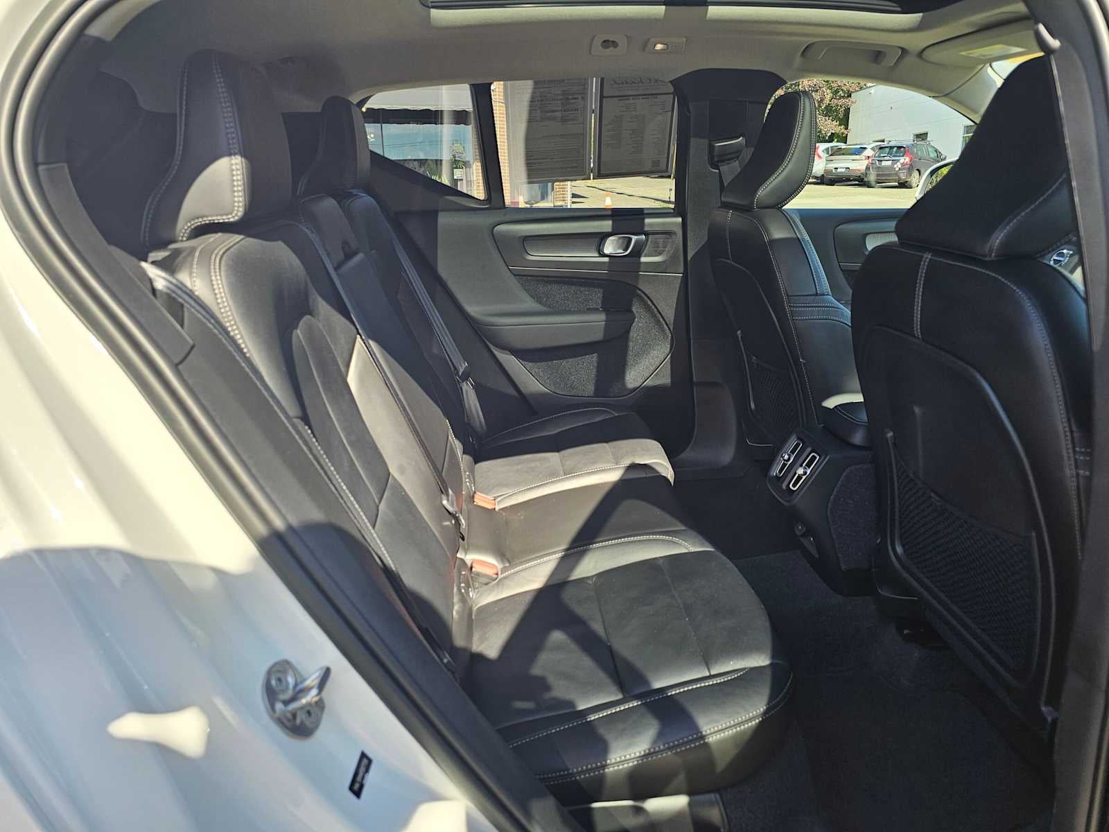 2023 Volvo XC40 Ultimate Bright Theme