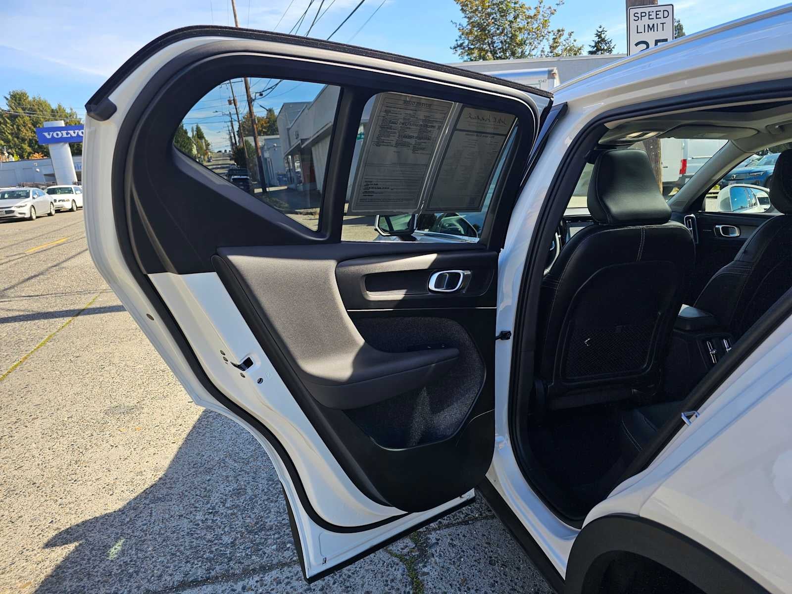2023 Volvo XC40 Ultimate Bright Theme