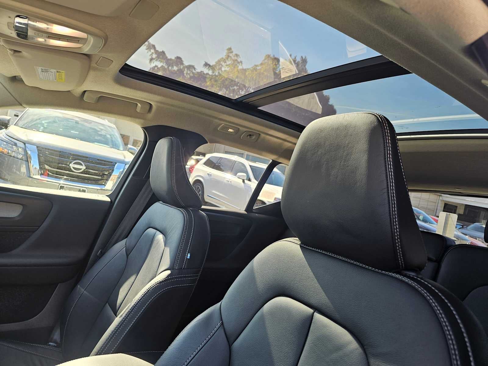 2023 Volvo XC40 Ultimate Bright Theme