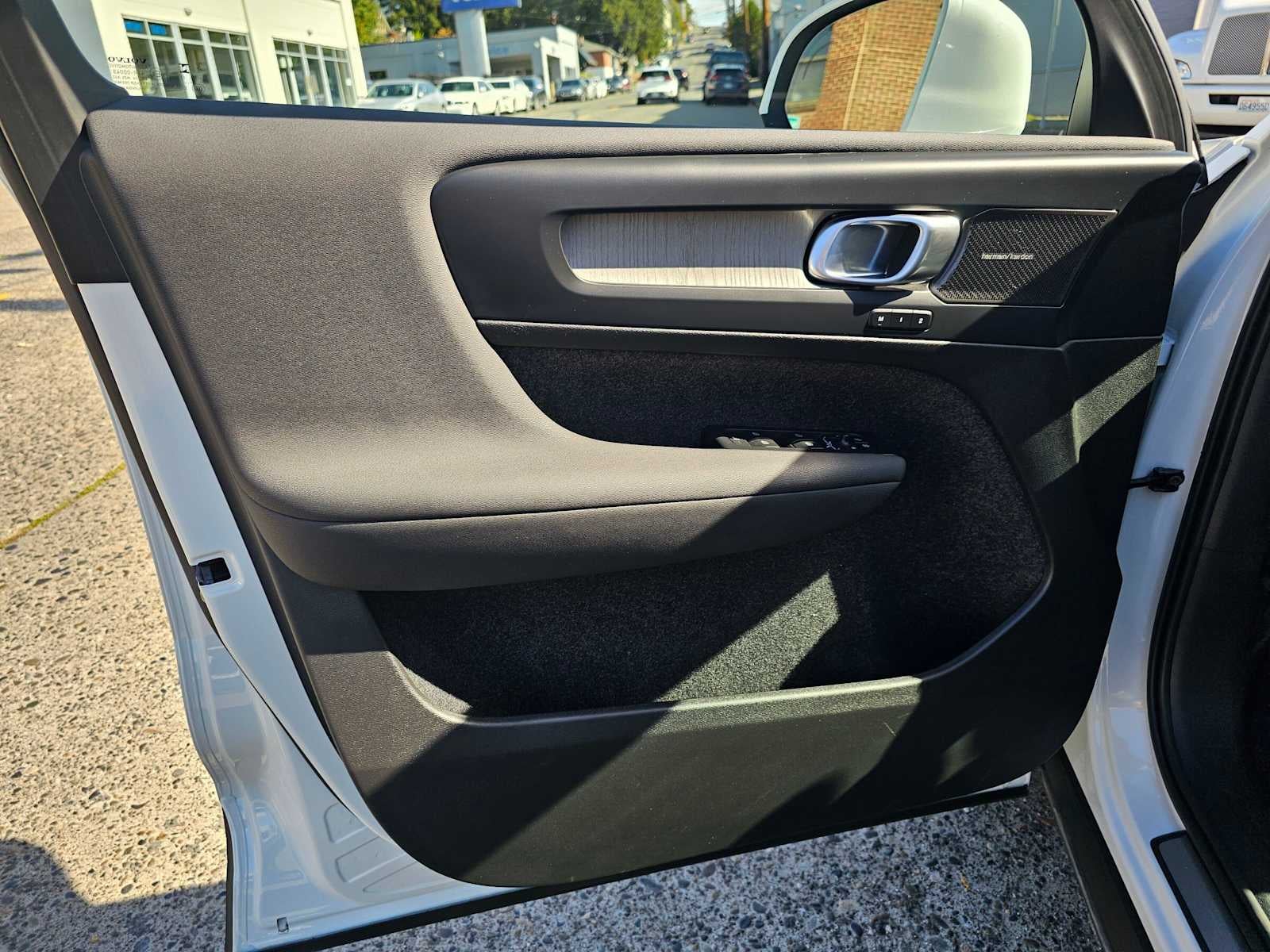 2023 Volvo XC40 Ultimate Bright Theme