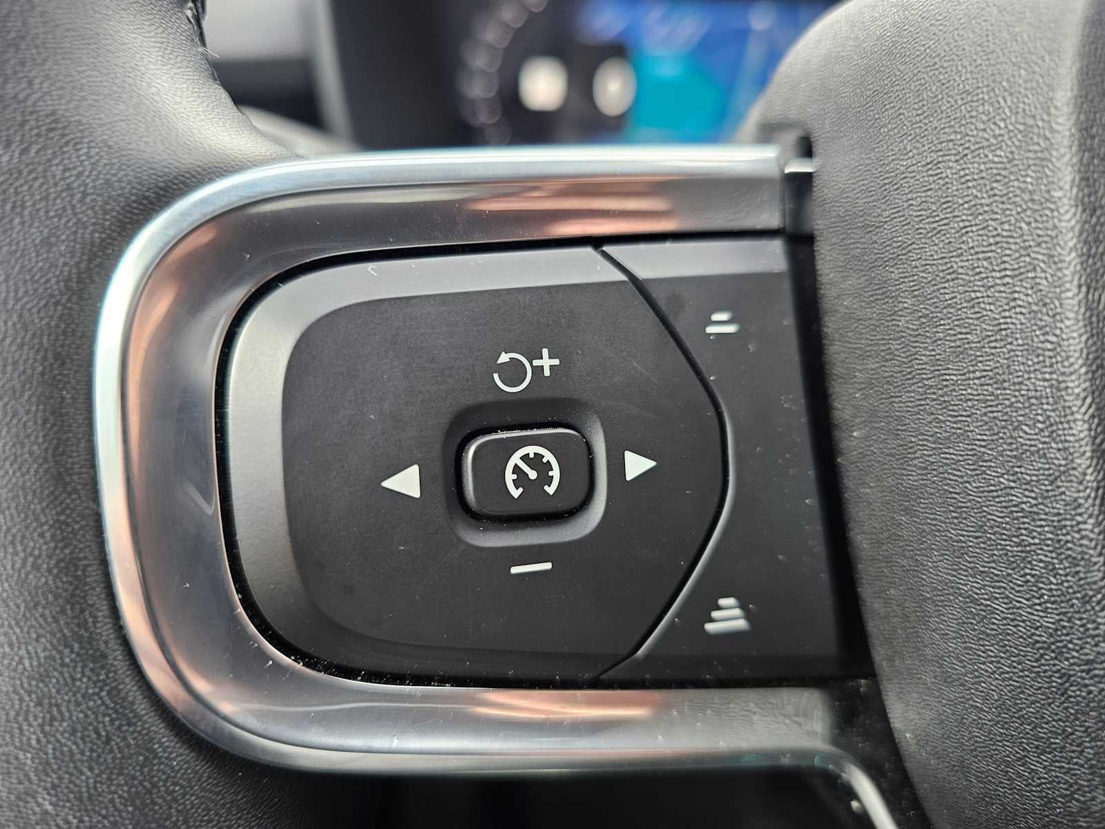 2025 Volvo XC40 Plus Dark Theme