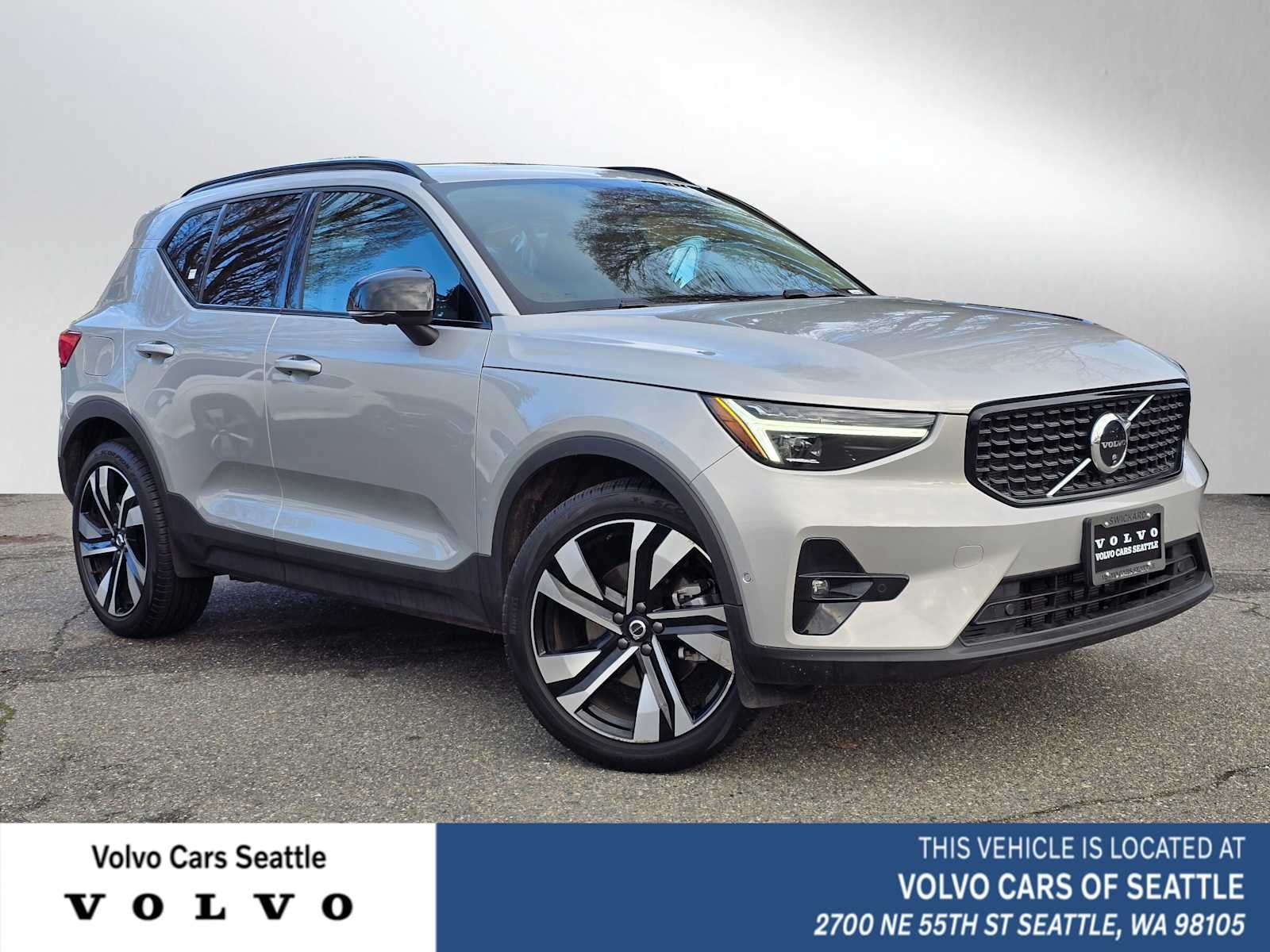 2025 Volvo XC40 Plus Dark Theme