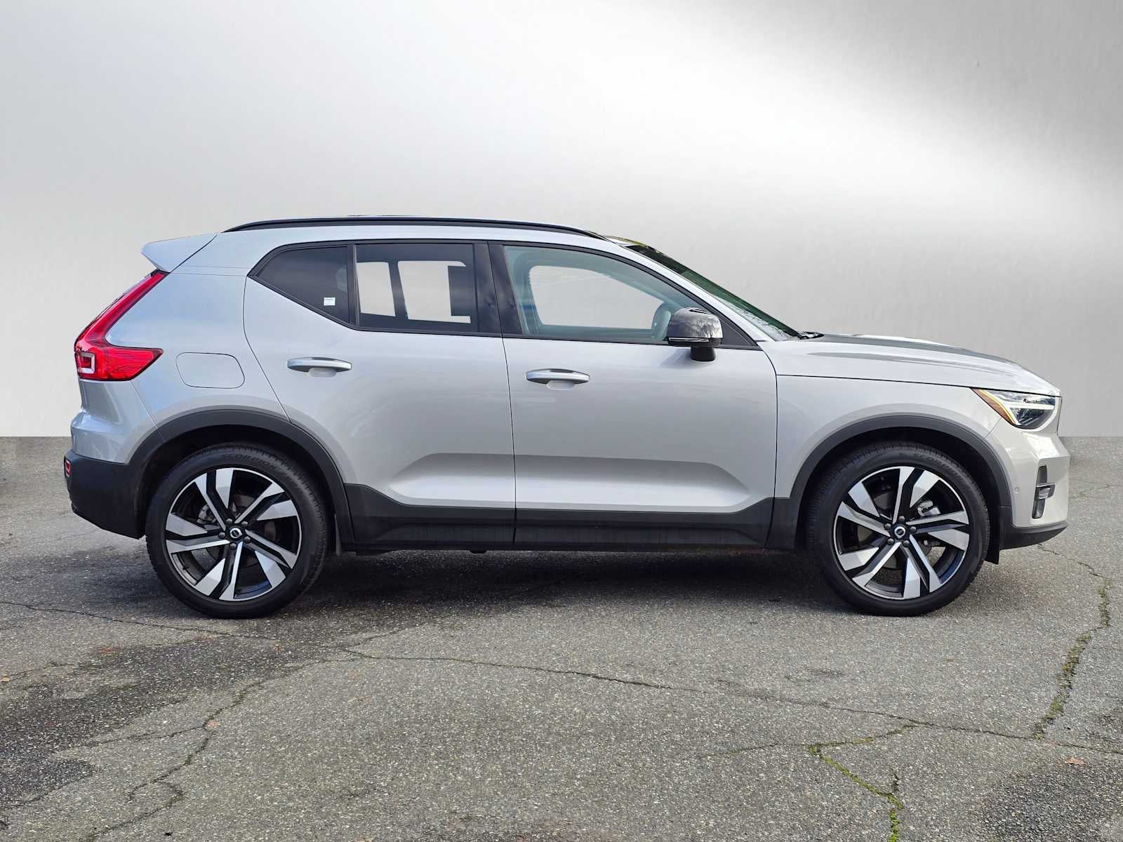 2025 Volvo XC40 Plus Dark Theme