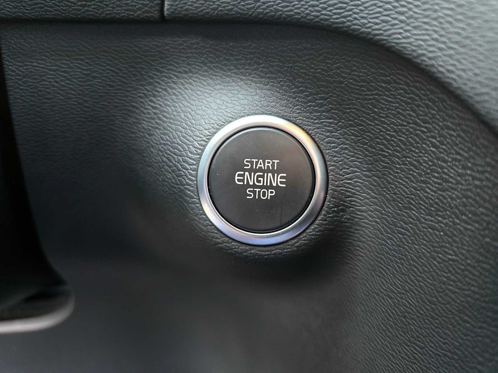 2025 Volvo XC40 Plus Dark Theme