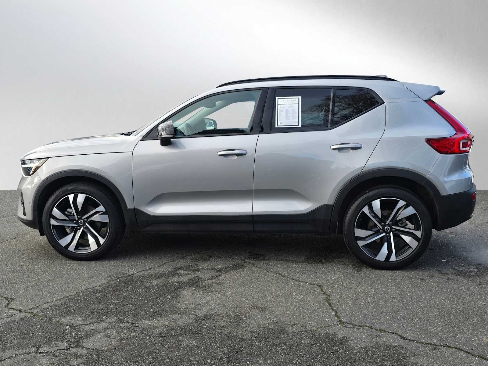 2025 Volvo XC40 Plus Dark Theme