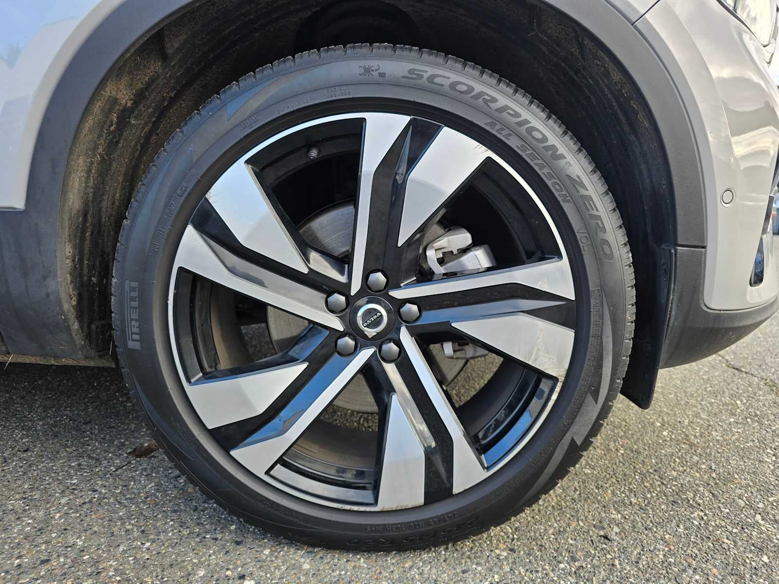 2025 Volvo XC40 Plus Dark Theme