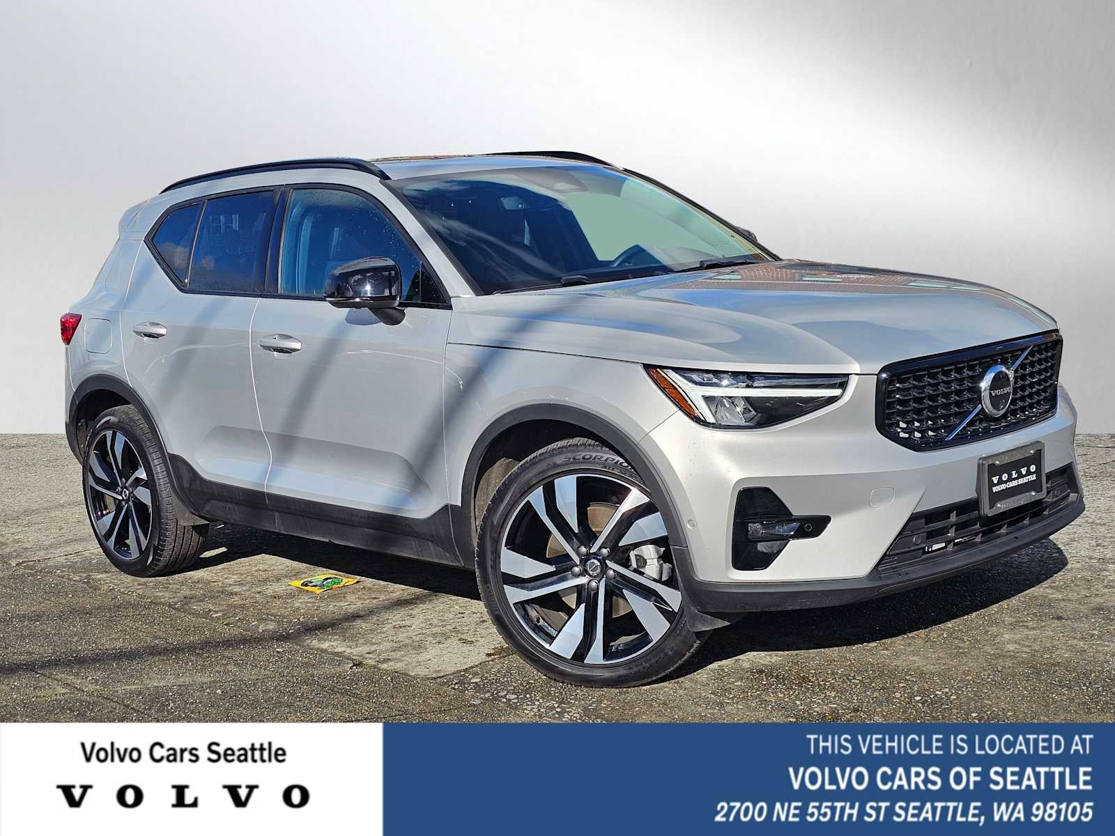 2025 Volvo XC40 Plus Dark Theme