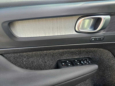 2025 Volvo XC40 Plus Dark Theme