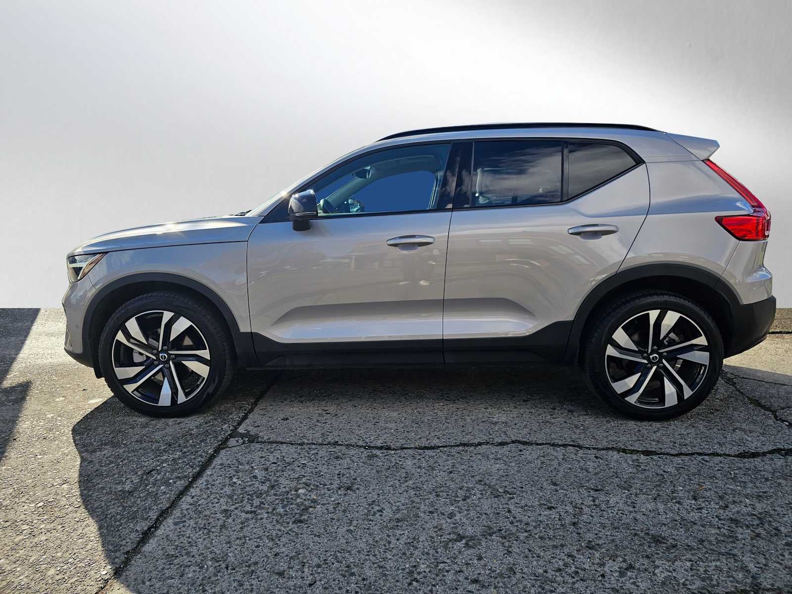 2025 Volvo XC40 Plus Dark Theme