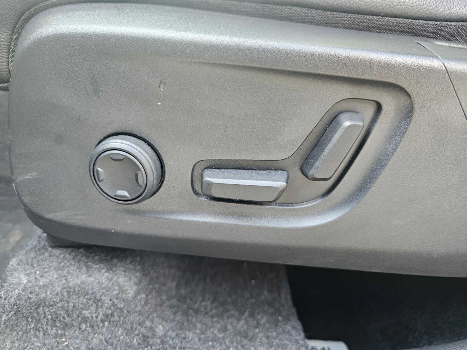 2025 Volvo XC40 Plus Dark Theme