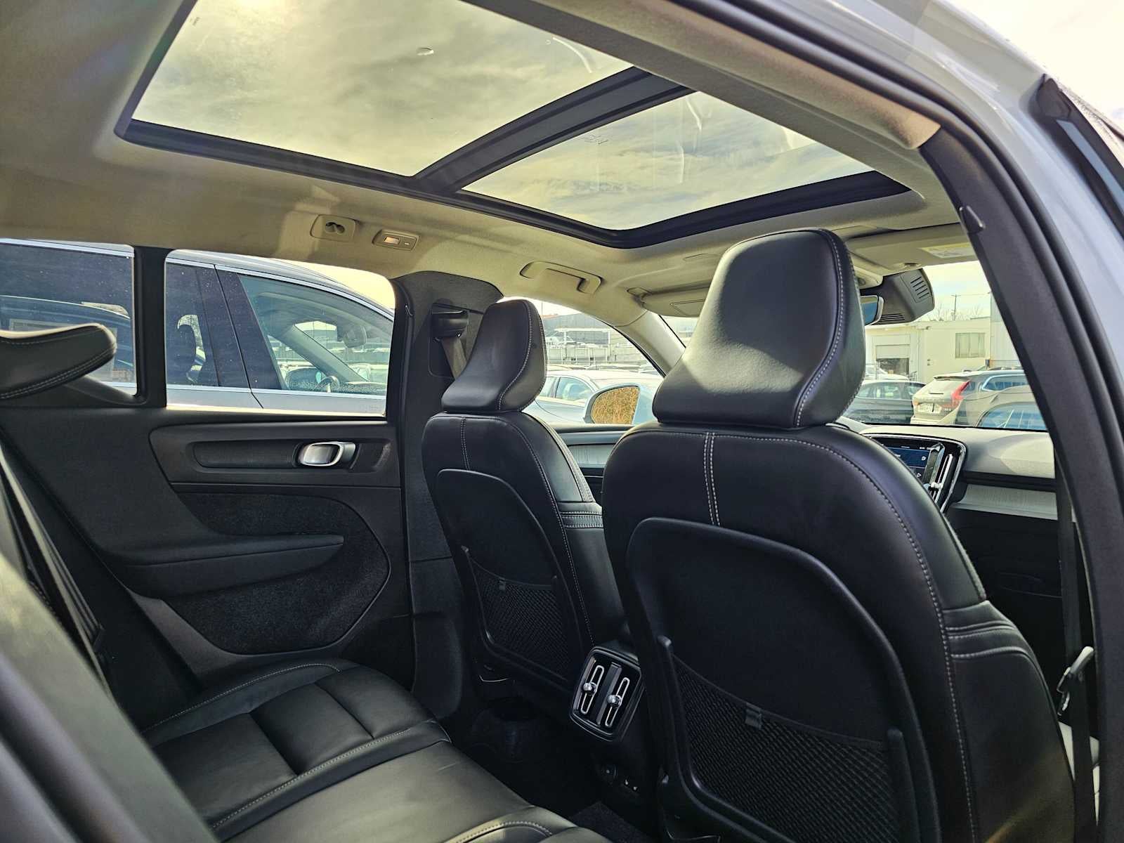 2025 Volvo XC40 Plus Bright Theme