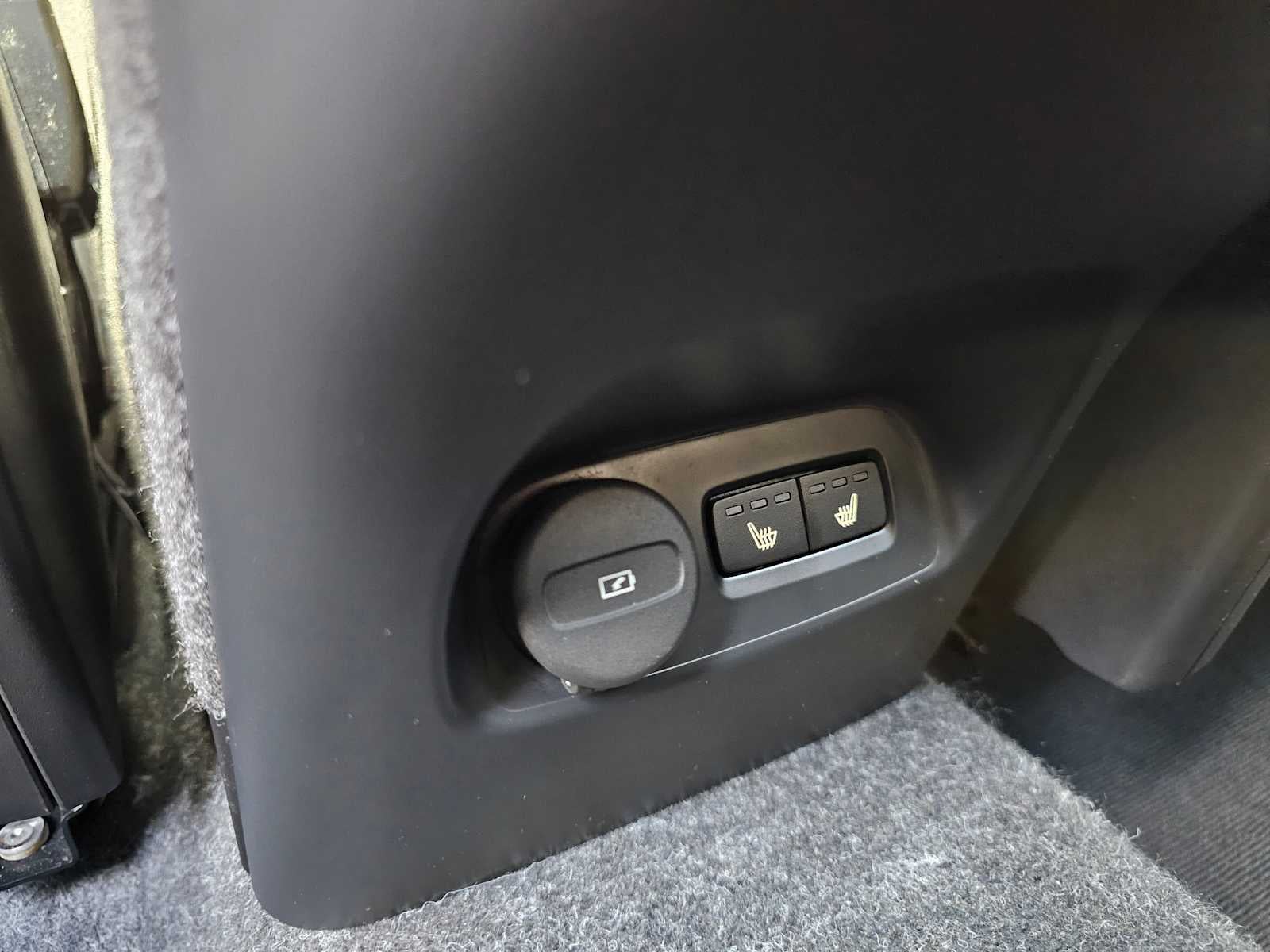 2025 Volvo XC40 Plus Bright Theme