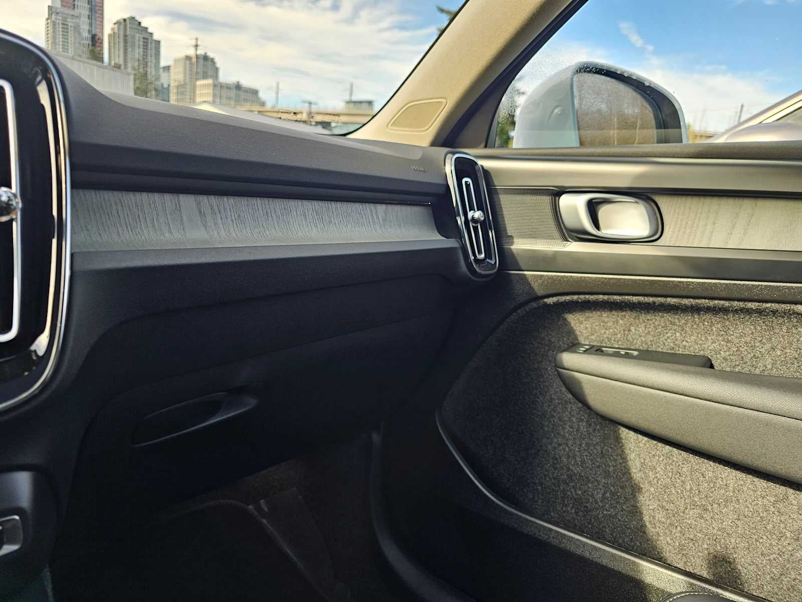 2025 Volvo XC40 Plus Bright Theme