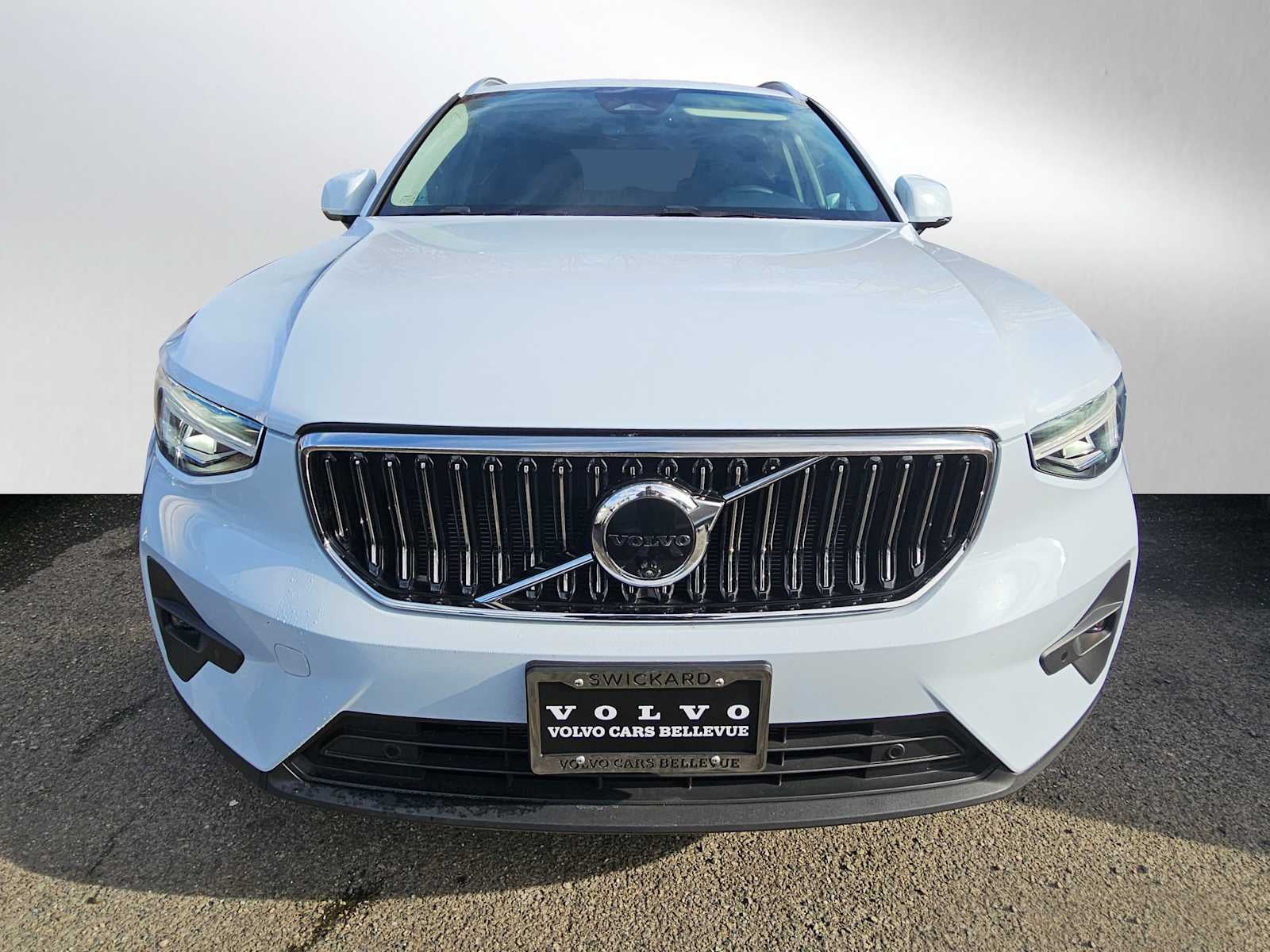 2025 Volvo XC40 Plus Bright Theme