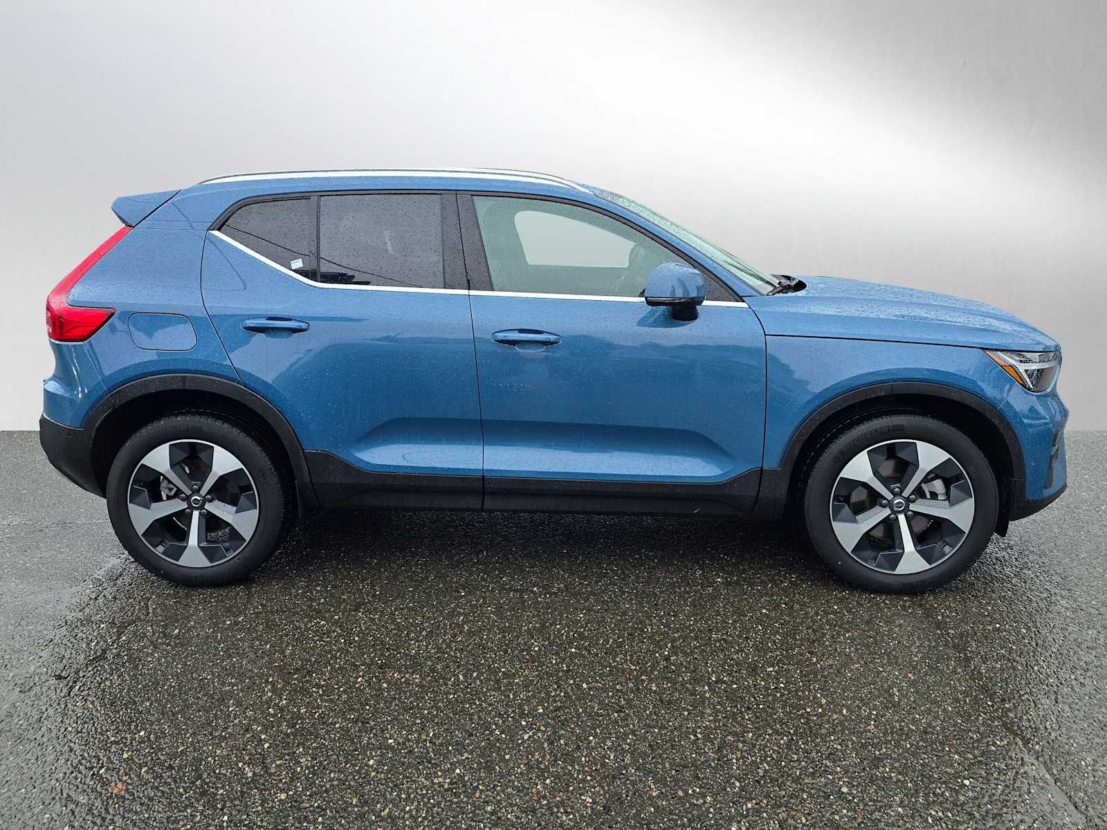 2025 Volvo XC40 Plus Bright Theme