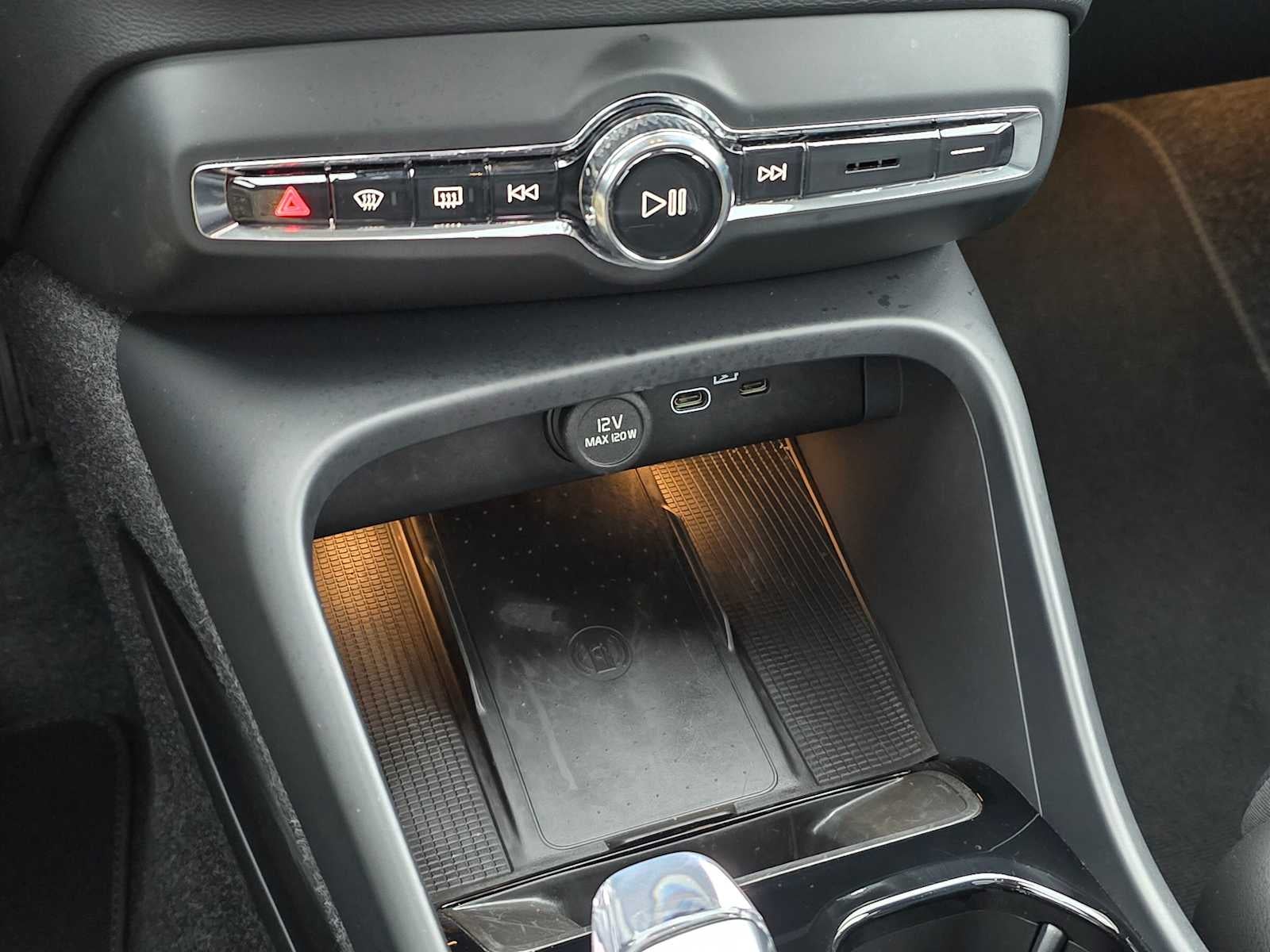 2025 Volvo XC40 Plus Bright Theme