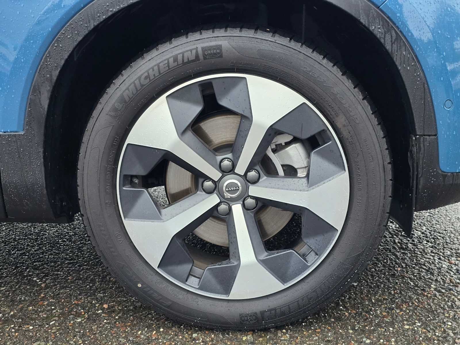 2025 Volvo XC40 Plus Bright Theme