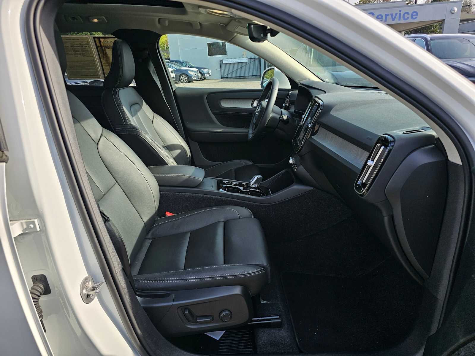 2024 Volvo XC40 Plus Bright Theme