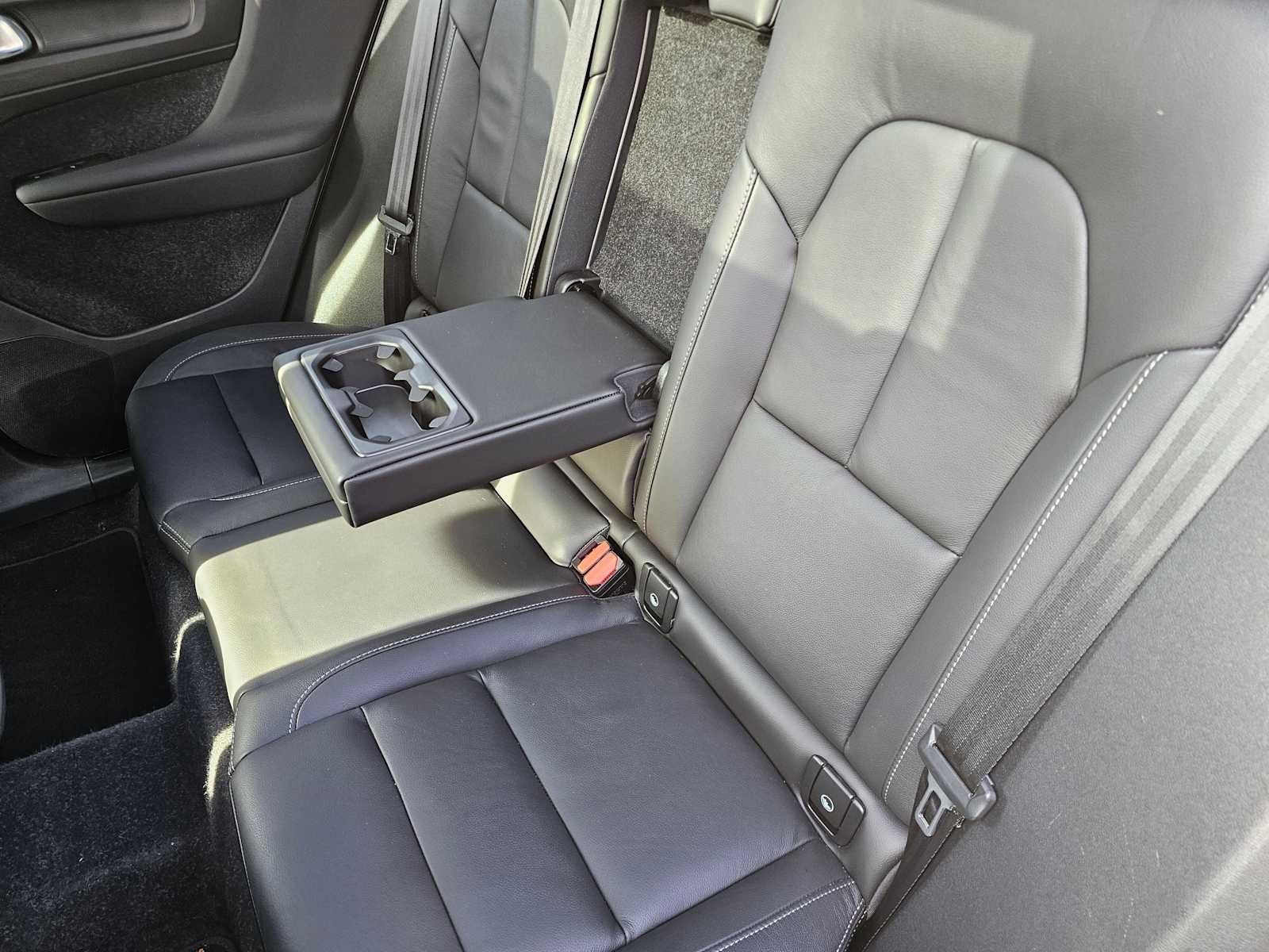 2024 Volvo XC40 Plus Bright Theme