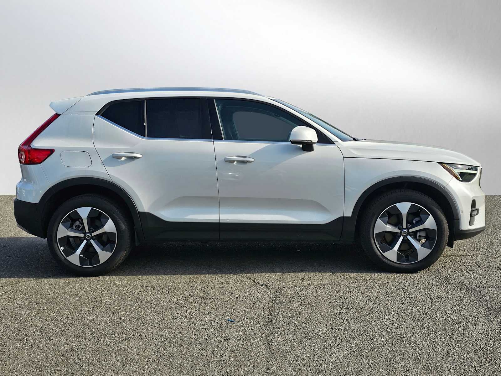 2024 Volvo XC40 Plus Bright Theme