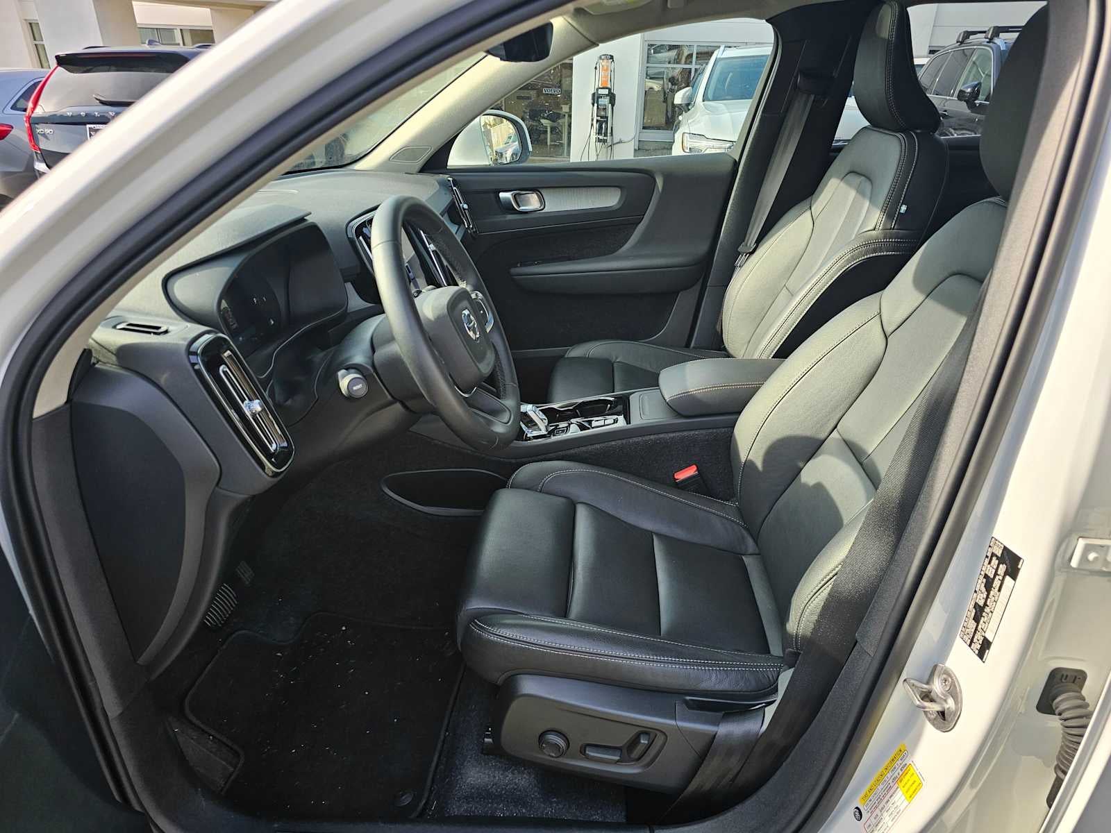 2024 Volvo XC40 Plus Bright Theme