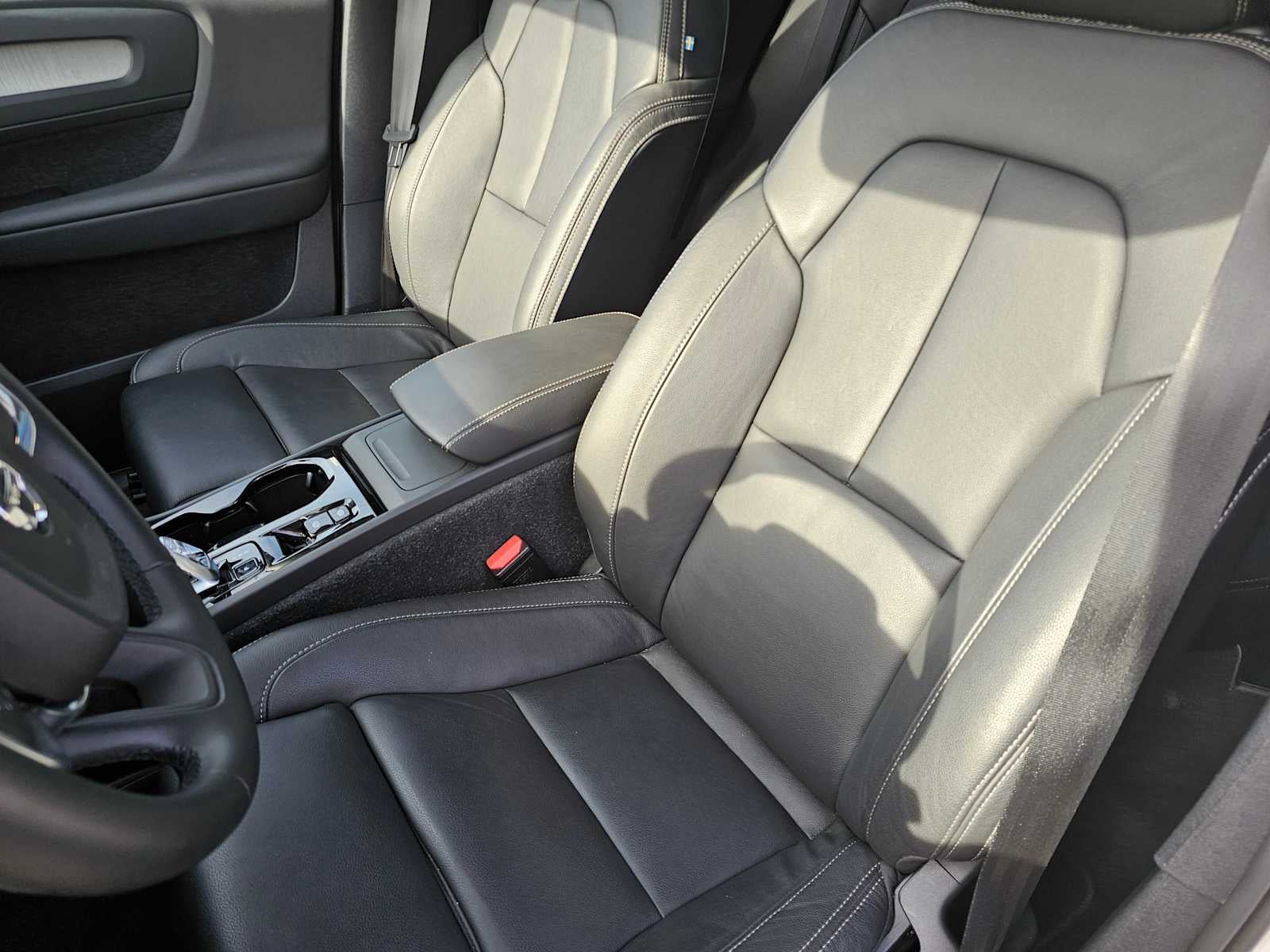 2024 Volvo XC40 Plus Bright Theme