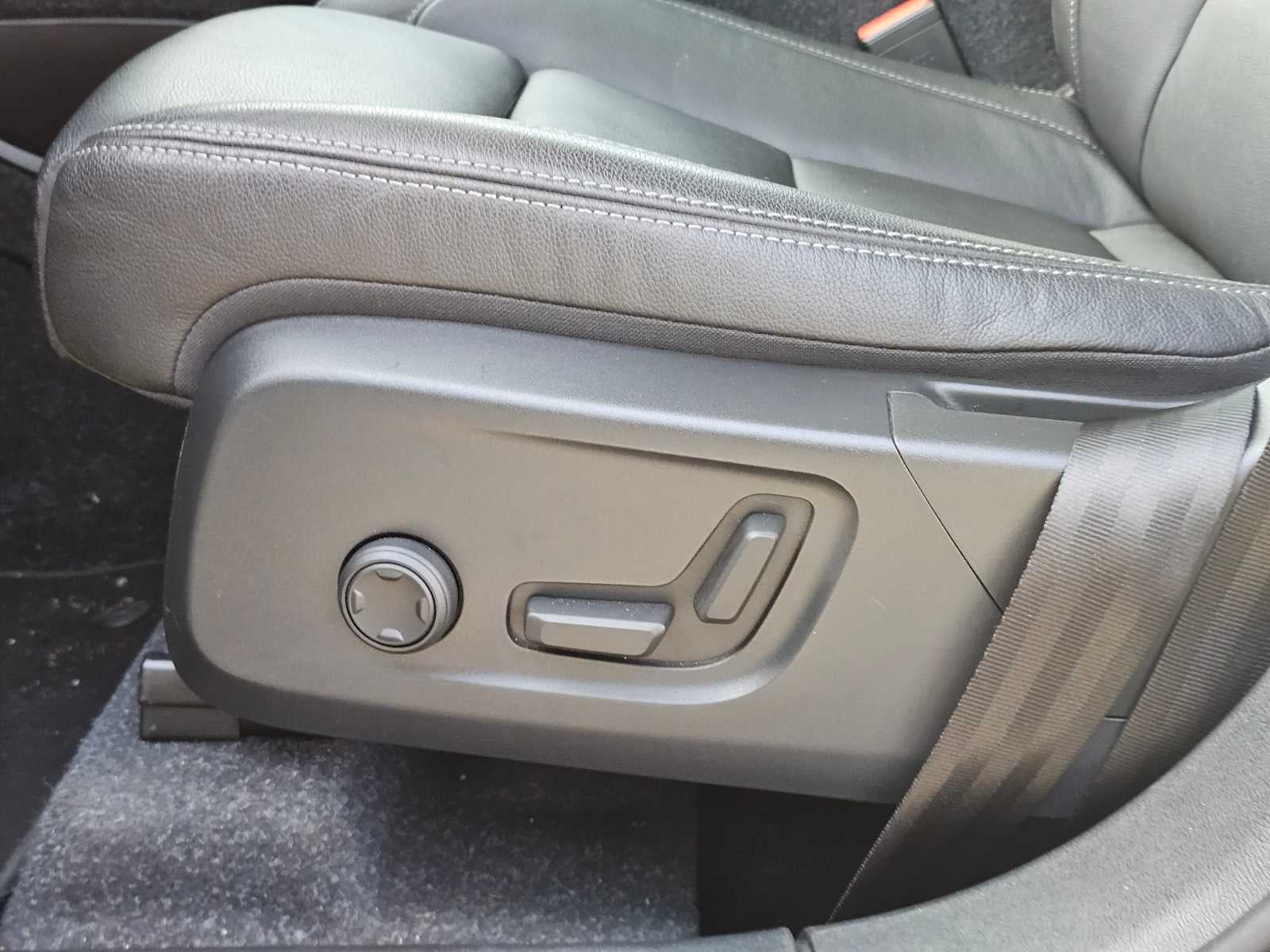 2024 Volvo XC40 Plus Bright Theme