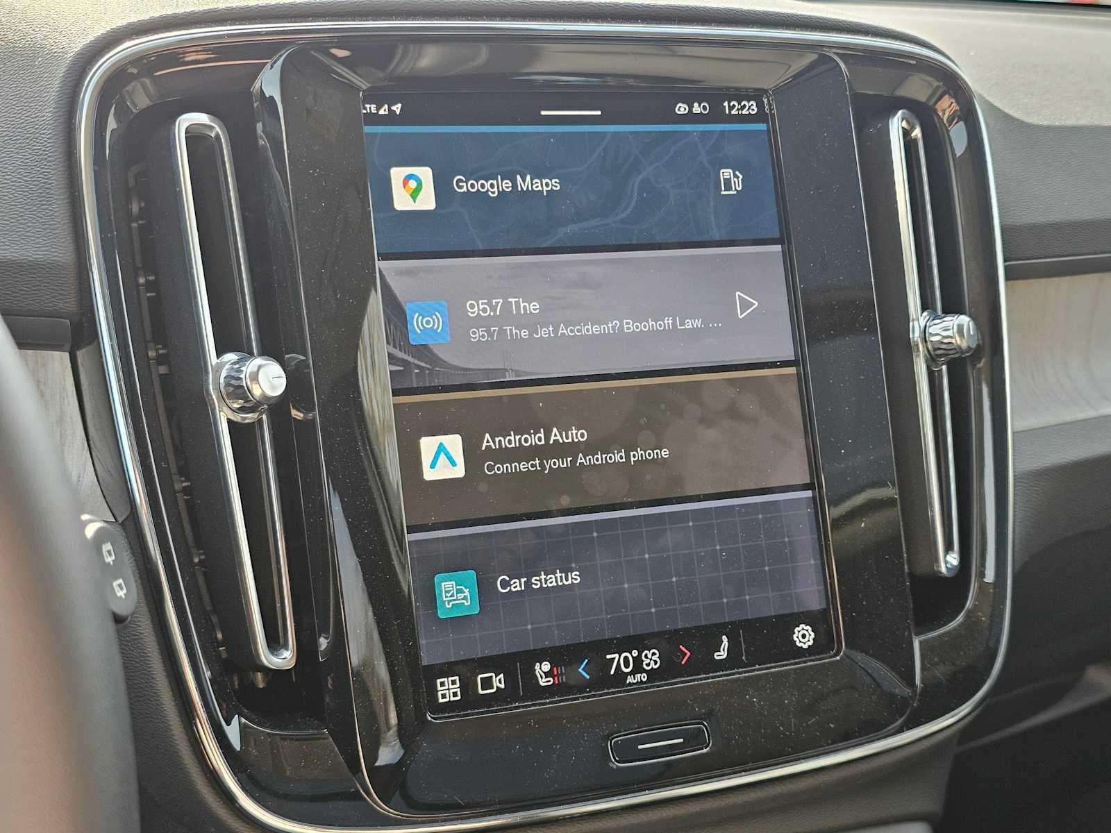 2024 Volvo XC40 Plus Bright Theme