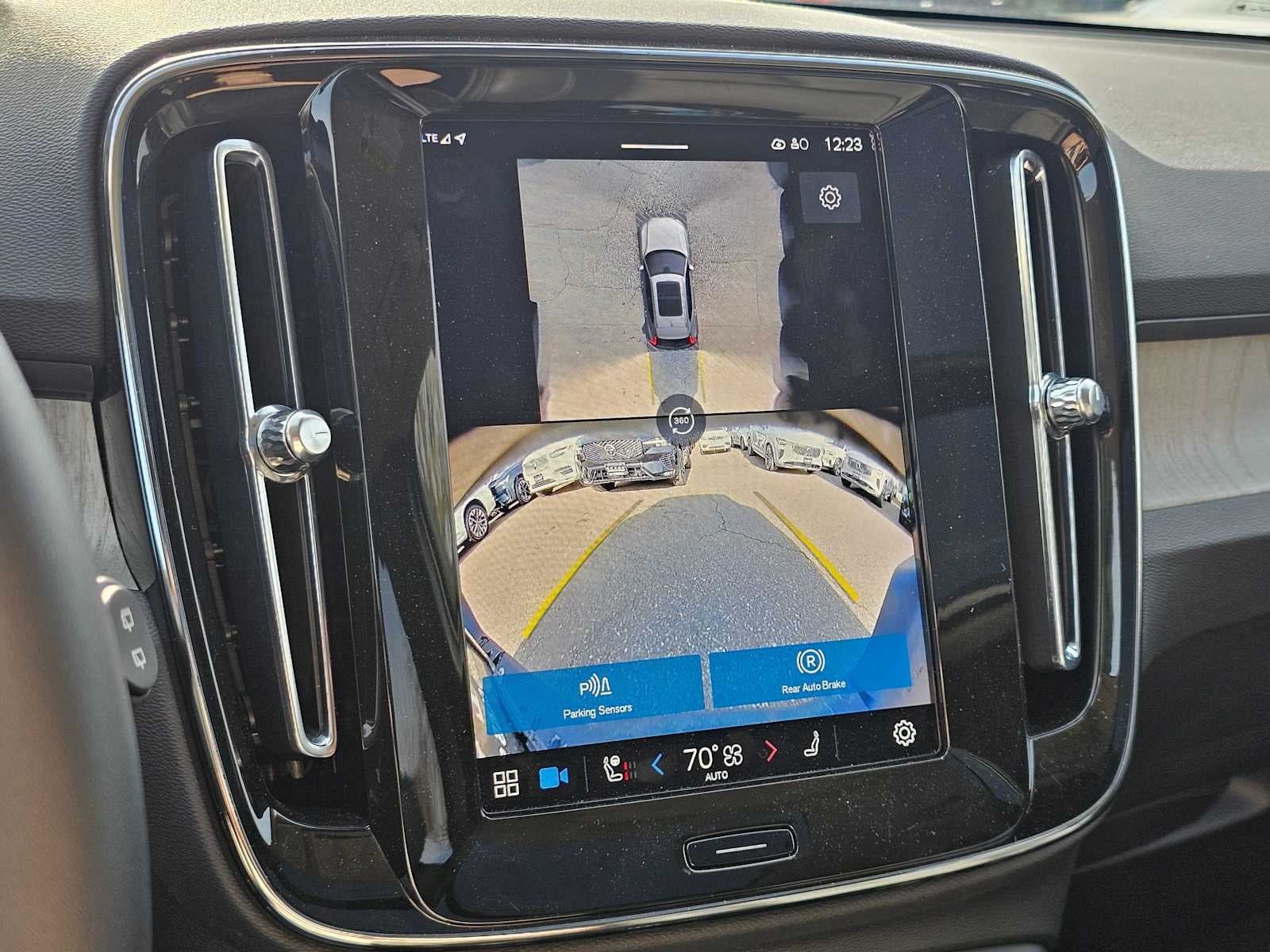 2024 Volvo XC40 Plus Bright Theme