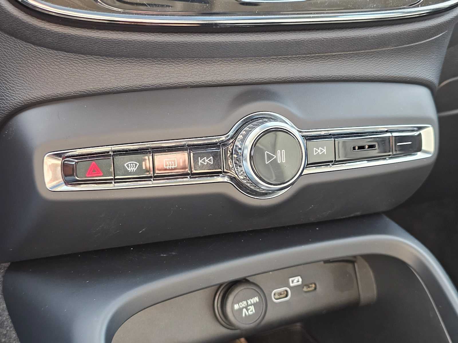 2024 Volvo XC40 Plus Bright Theme