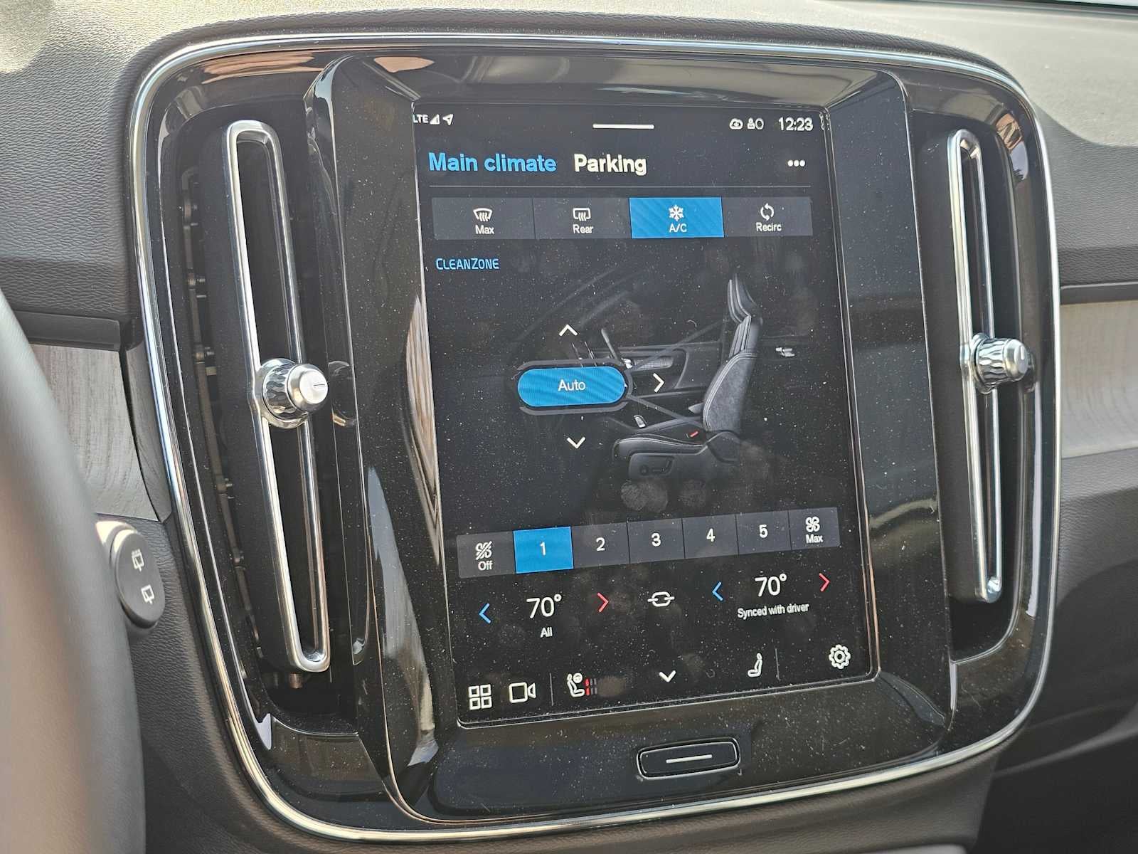 2024 Volvo XC40 Plus Bright Theme