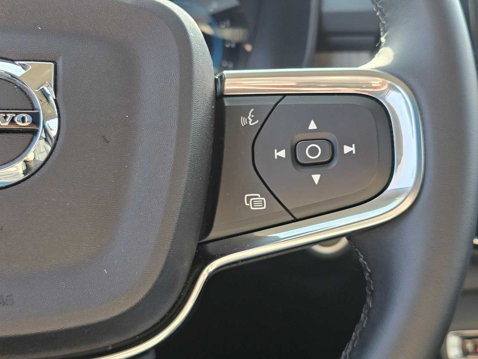 2024 Volvo XC40 Plus Bright Theme