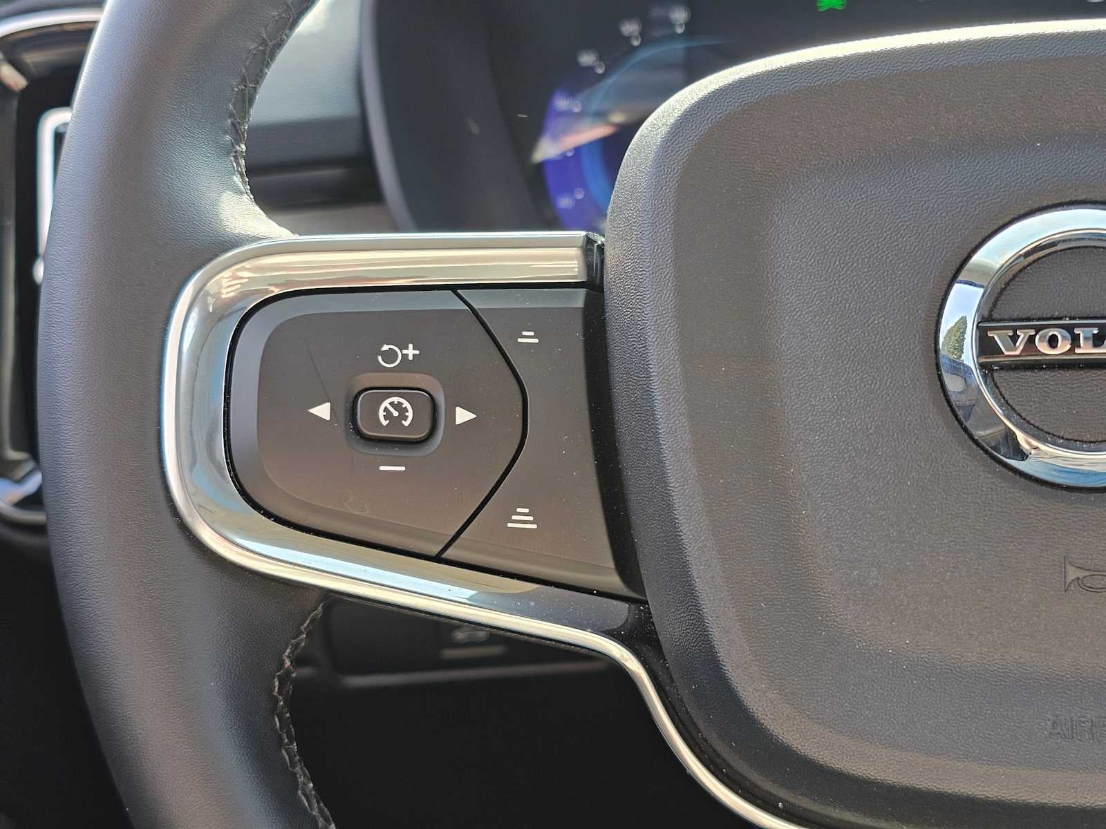 2024 Volvo XC40 Plus Bright Theme