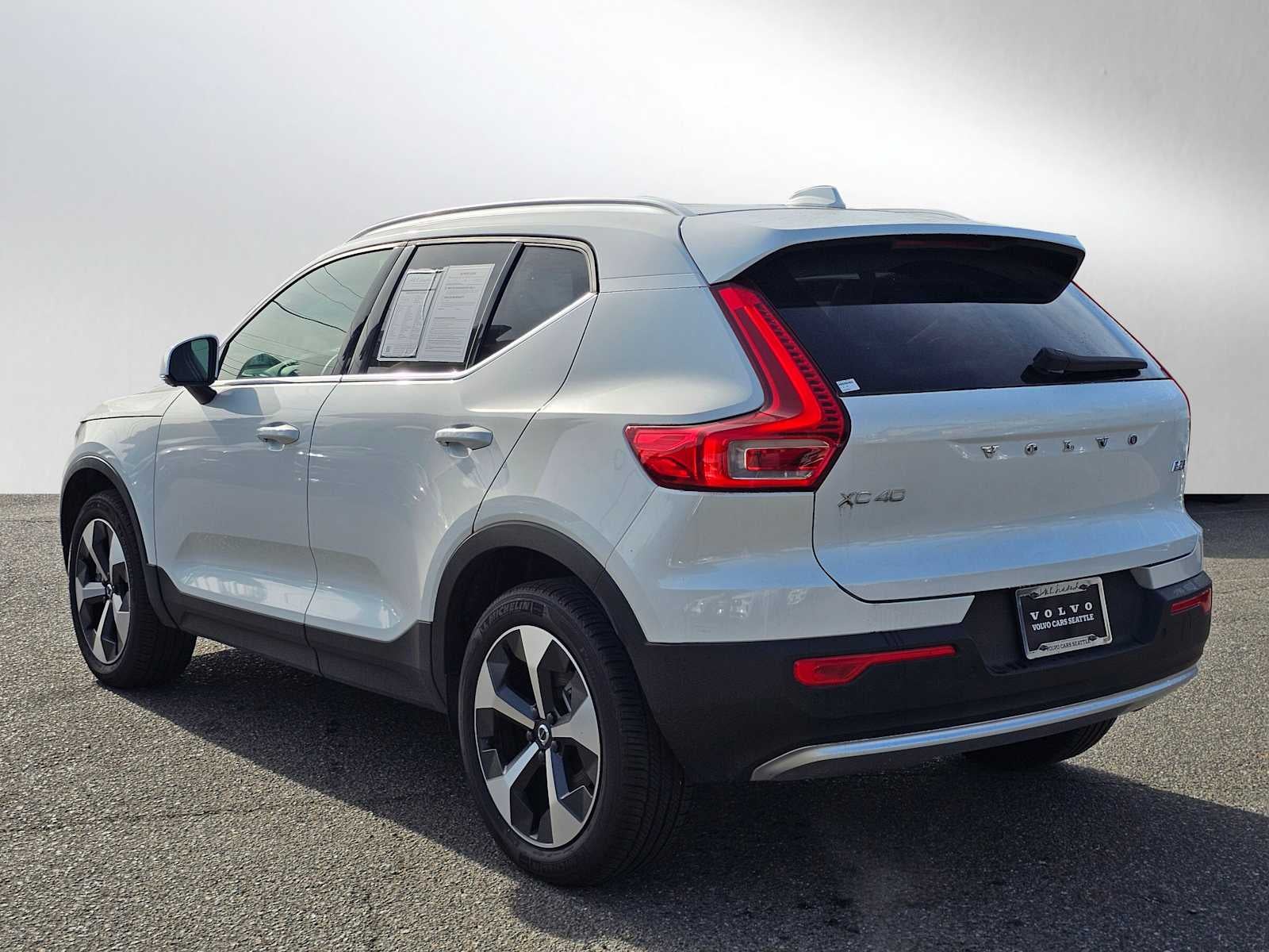 2024 Volvo XC40 Plus Bright Theme