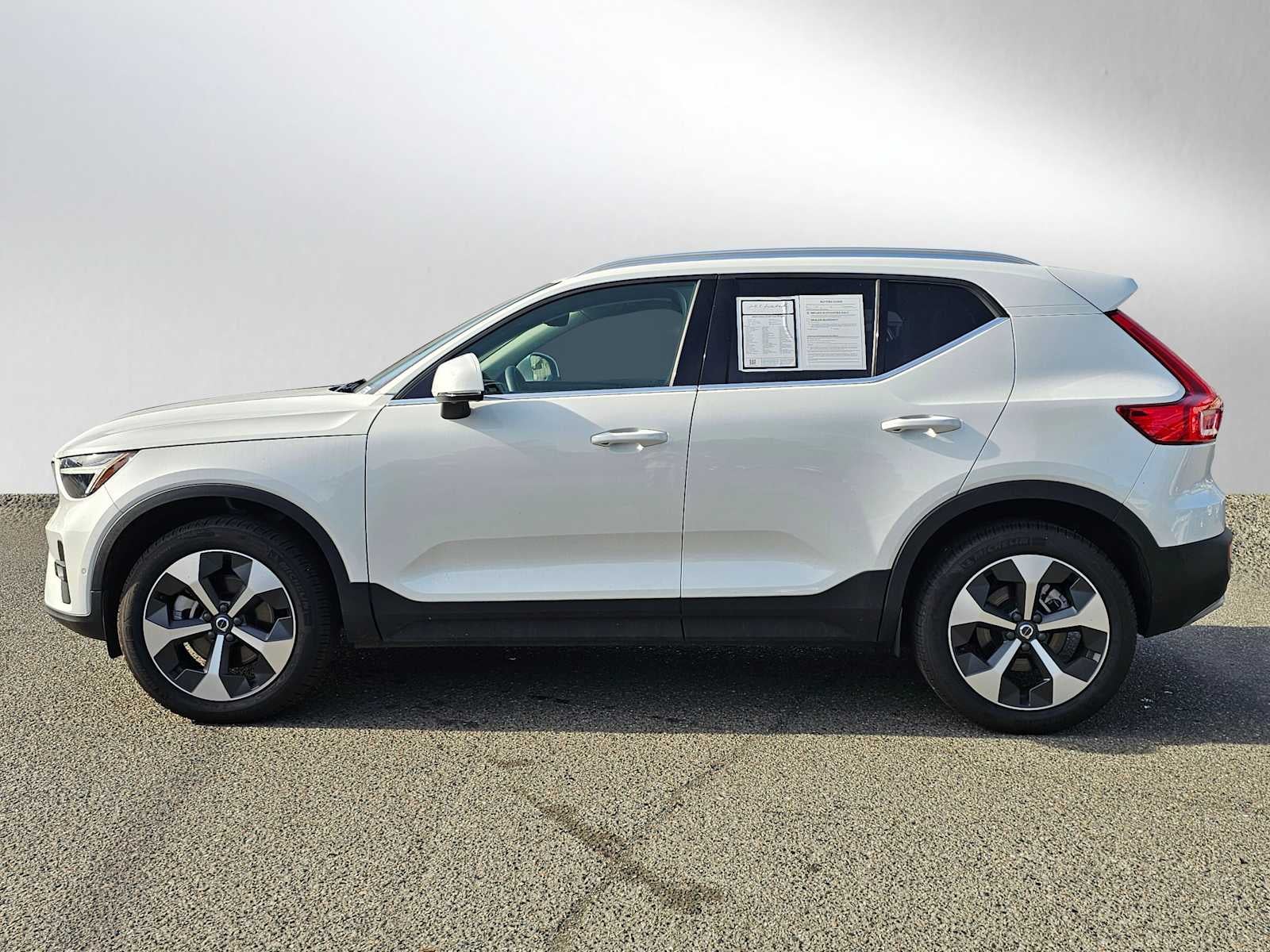 2024 Volvo XC40 Plus Bright Theme