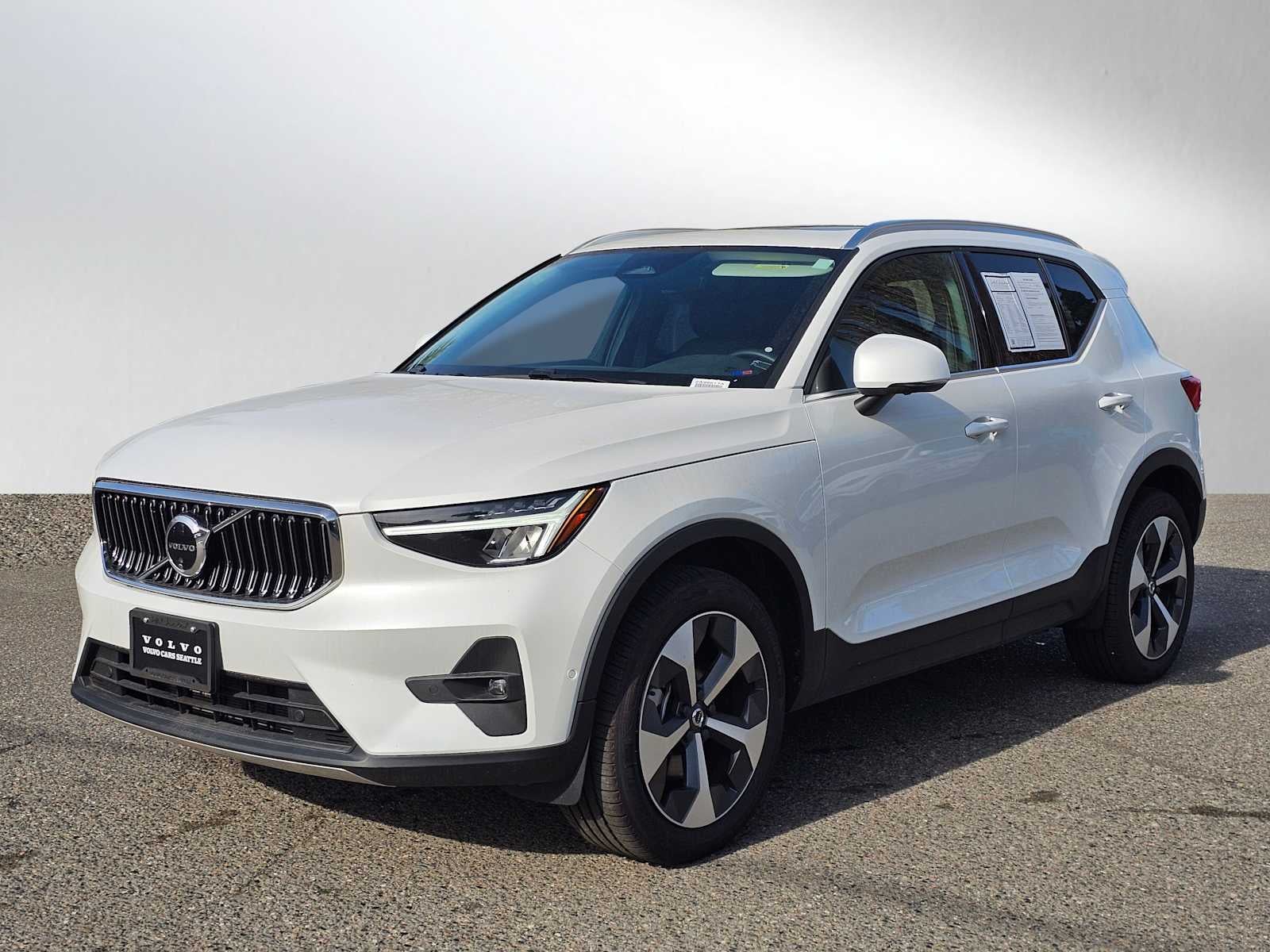 2024 Volvo XC40 Plus Bright Theme