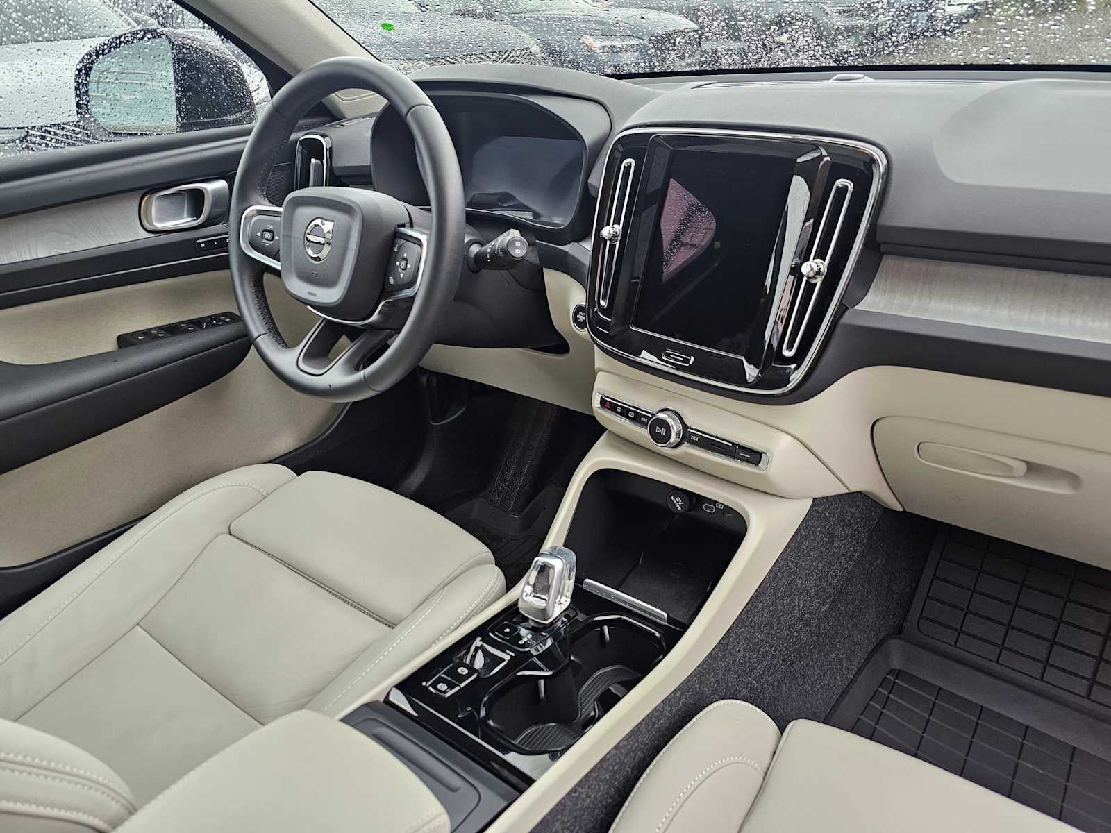 2025 Volvo XC40 Plus Bright Theme