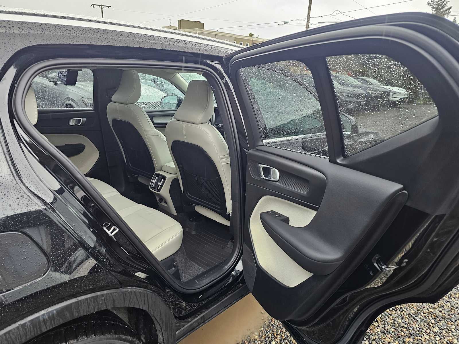 2025 Volvo XC40 Plus Bright Theme